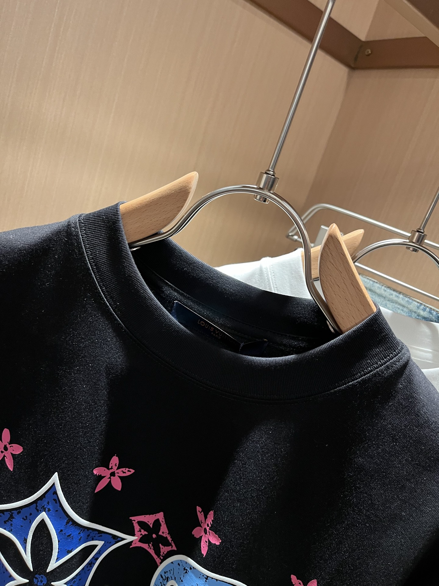  LouisVuitt*路易*登 2025春夏全新系列单品上线，非常时髦前卫的一款男女同款短袖T恤，标识