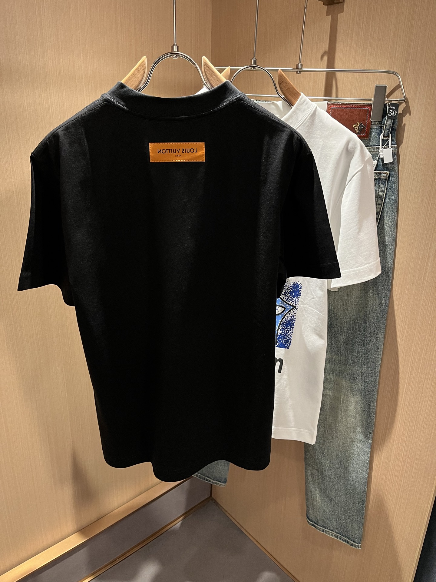  LouisVuitt*路易*登 2025春夏全新系列单品上线，非常时髦前卫的一款男女同款短袖T恤，标识