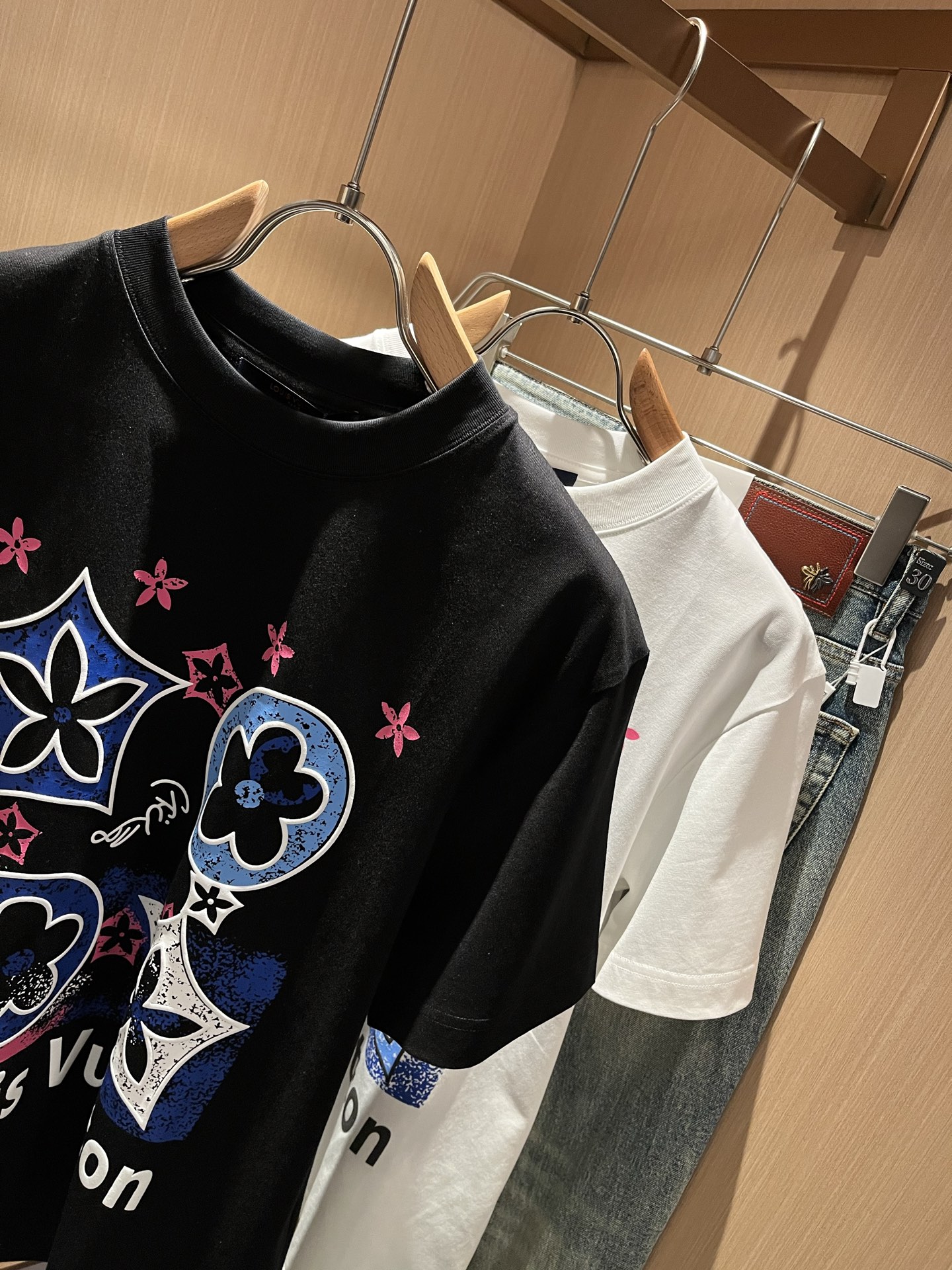  LouisVuitt*路易*登 2025春夏全新系列单品上线，非常时髦前卫的一款男女同款短袖T恤，标识