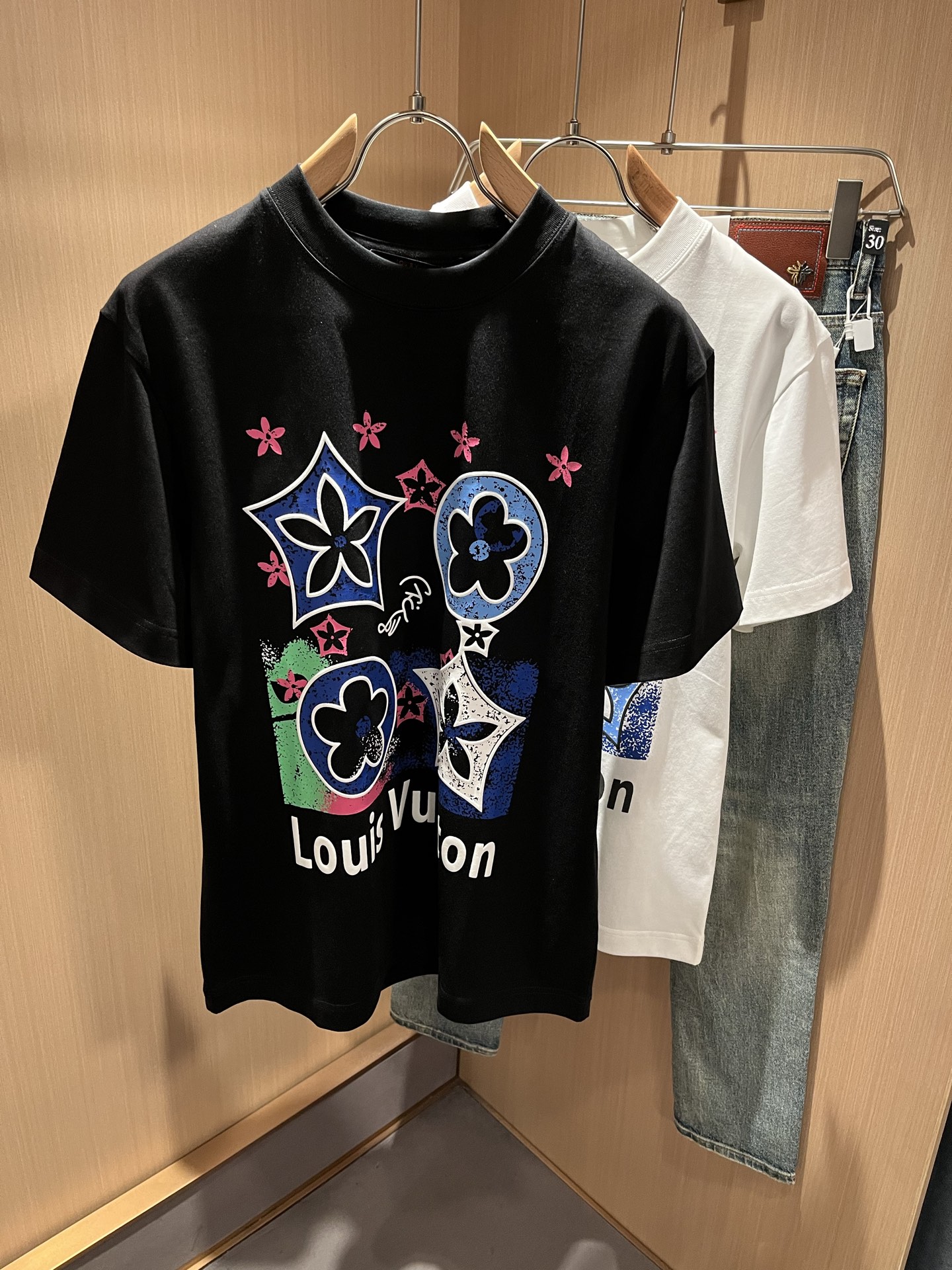  LouisVuitt*路易*登 2025春夏全新系列单品上线，非常时髦前卫的一款男女同款短袖T恤，标识