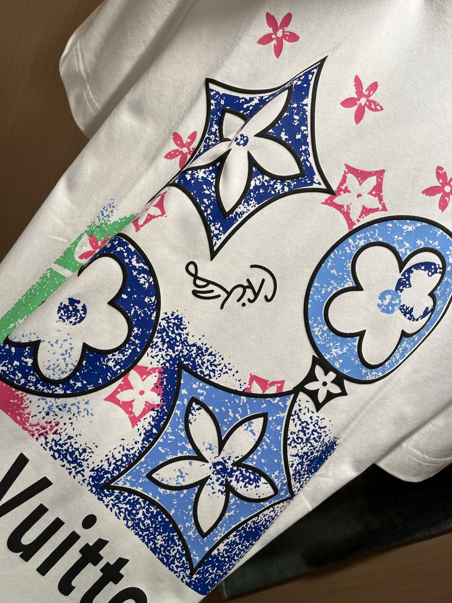  LouisVuitt*路易*登 2025春夏全新系列单品上线，非常时髦前卫的一款男女同款短袖T恤，标识