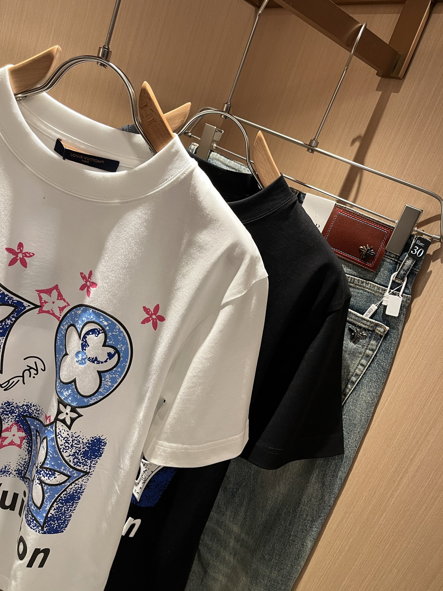  LouisVuitt*路易*登 2025春夏全新系列单品上线，非常时髦前卫的一款男女同款短袖T恤，标识