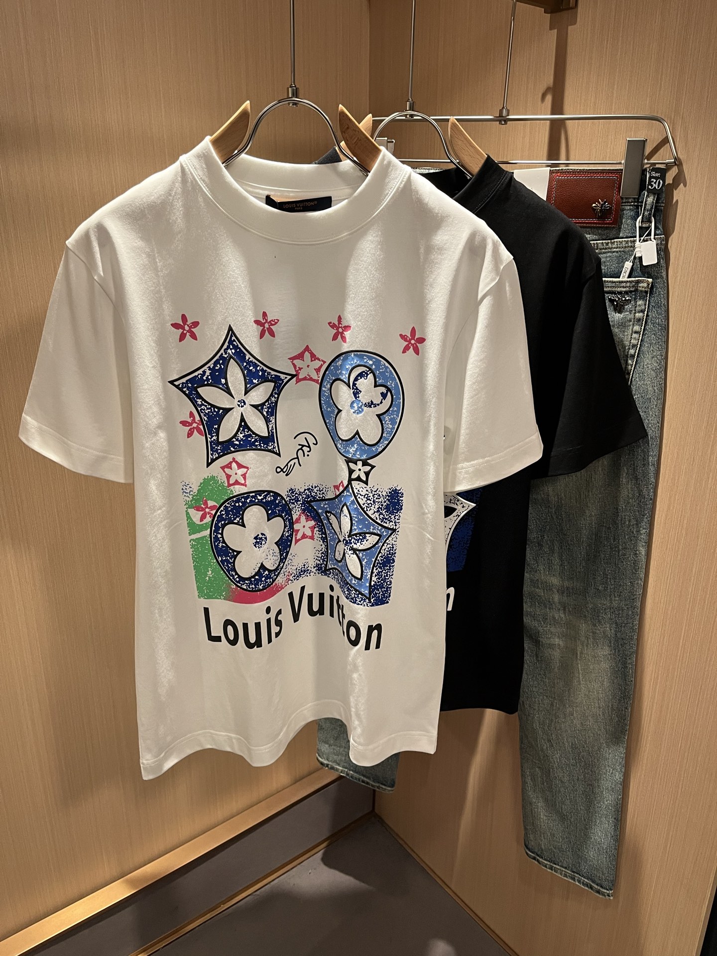  LouisVuitt*路易*登 2025春夏全新系列单品上线，非常时髦前卫的一款男女同款短袖T恤，标识
