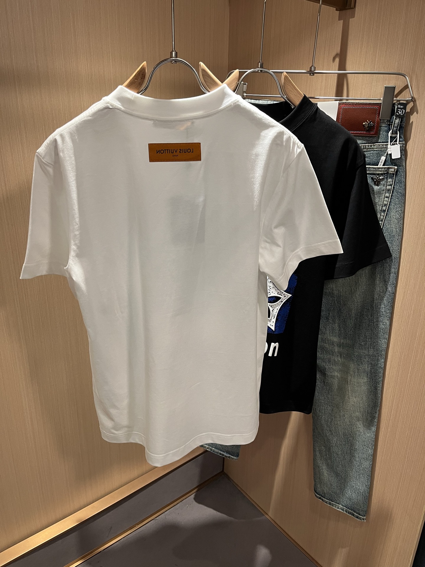  LouisVuitt*路易*登 2025春夏全新系列单品上线，非常时髦前卫的一款男女同款短袖T恤，标识