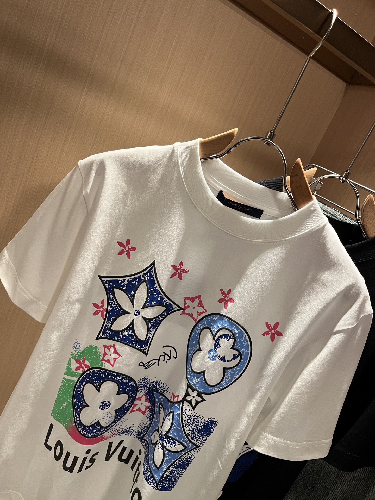  LouisVuitt*路易*登 2025春夏全新系列单品上线，非常时髦前卫的一款男女同款短袖T恤，标识