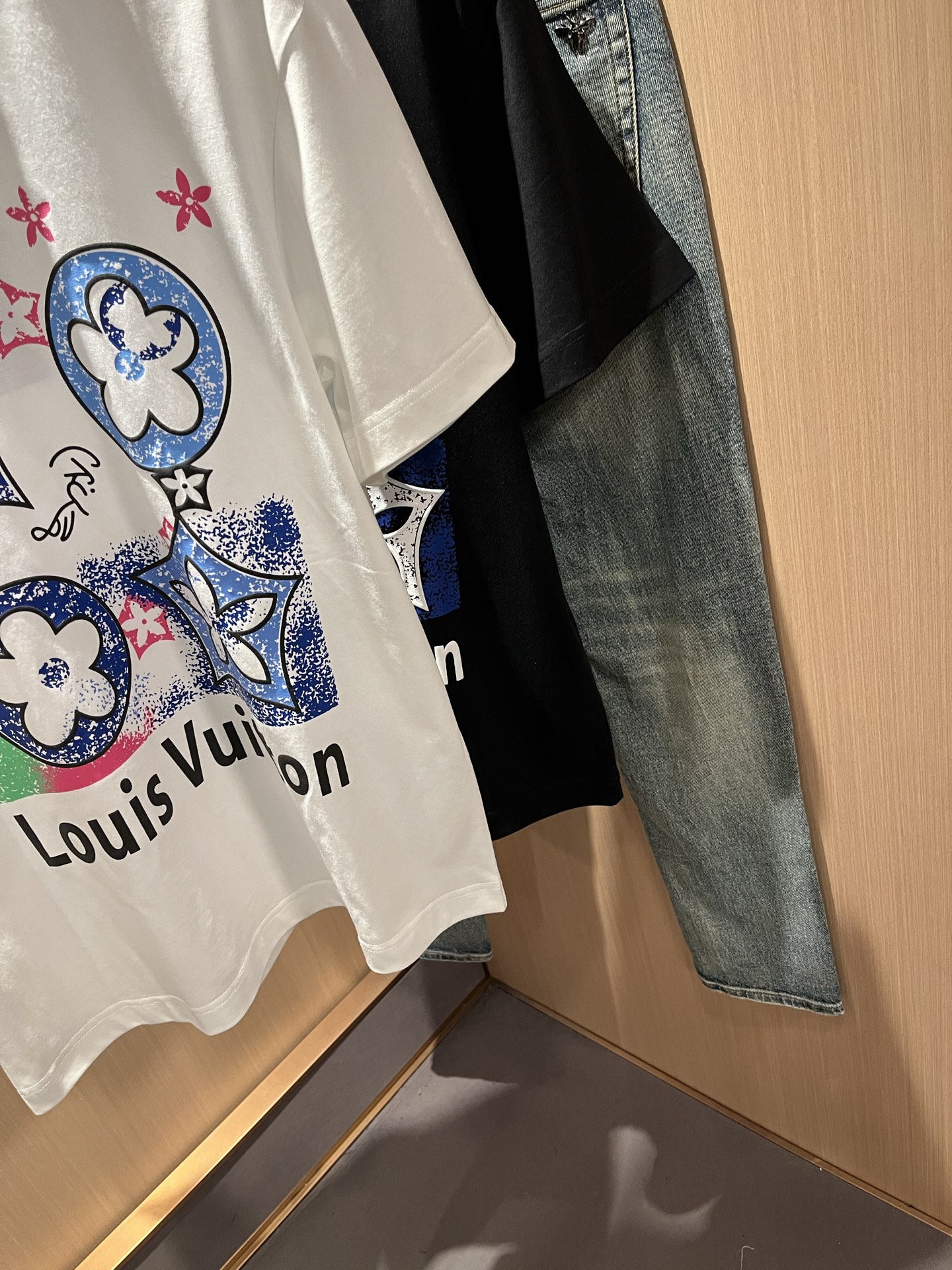  LouisVuitt*路易*登 2025春夏全新系列单品上线，非常时髦前卫的一款男女同款短袖T恤，标识
