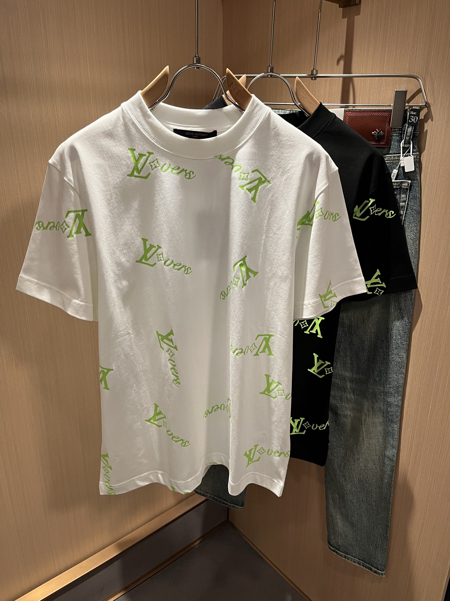 NO:422463,Louis Vuit*on Spring and Summer 2025 Louis Family Light Luxury Monogram Printing Craft Short-sleeved T-shirt, with reverse nameplate patch decoration on the back of the same style as men and women!  The new high-end Louis family, the details and quality are always so flawless, and creative designs are emerging one after another. If you don’t buy a few pieces of Louis this spring and summer, you are not considered a fashion expert. Monogram pattern printing craft design!  Unparalleled, it interprets Louis' iconic elements, which are really something that everyone loves. The top-notch organic cotton blend is super soft and tough, and has excellent breathability. From the world-class trade-level OEM channels, the quantity is extremely rare and sold out without help. The 'Dou Brand' is released every year, and the three-dimensional logo presents an extraordinary texture and is clean and neat. This is the special skill of the Louis family and the latest craftsmanship of this quarter. The degree of meticulousness has reached the top, and the three-dimensional tailoring design is unique. It is a fusion of luxury and fashion!  Size S-2XL, louis vuitton,louis vuitton,louis vuitton,t-shirt,tees,t-shirt,alexander wang19860909Louis Vuit*on 2025春夏路易家族轻奢Monogram印花工艺短袖T恤,男女同款背后反向铭牌贴布装饰！路易家族的新高端,细节品质永远的那么完美无瑕,创意设计层出不穷.今年春夏季节没有入手几件路易你算不上时尚达人.Monogram图案印花工艺设计！无与伦比,诠释路易的标志性元素,实属人见人爱的东西.顶级的有机棉质混纺,超级柔软且具有韧性,透气感也是绝佳.来自世界级贸易级别的代工厂渠道,数量极其稀少售完无补.“驴牌”每年都会出的老花单品,立体Logo呈现不一般的质感,干净俐落.这是路易家族的看家绝活也是本季度的最新工艺.细致化程度已经达到顶端了,立体剪裁的版型设计堪称一绝.属于奢华与时尚的融合！尺码S-2XL,,louis vuitton,louis vuitton,louis vuitton,T-shirt,tees，t-shirt,alexander wang,Men's clothing