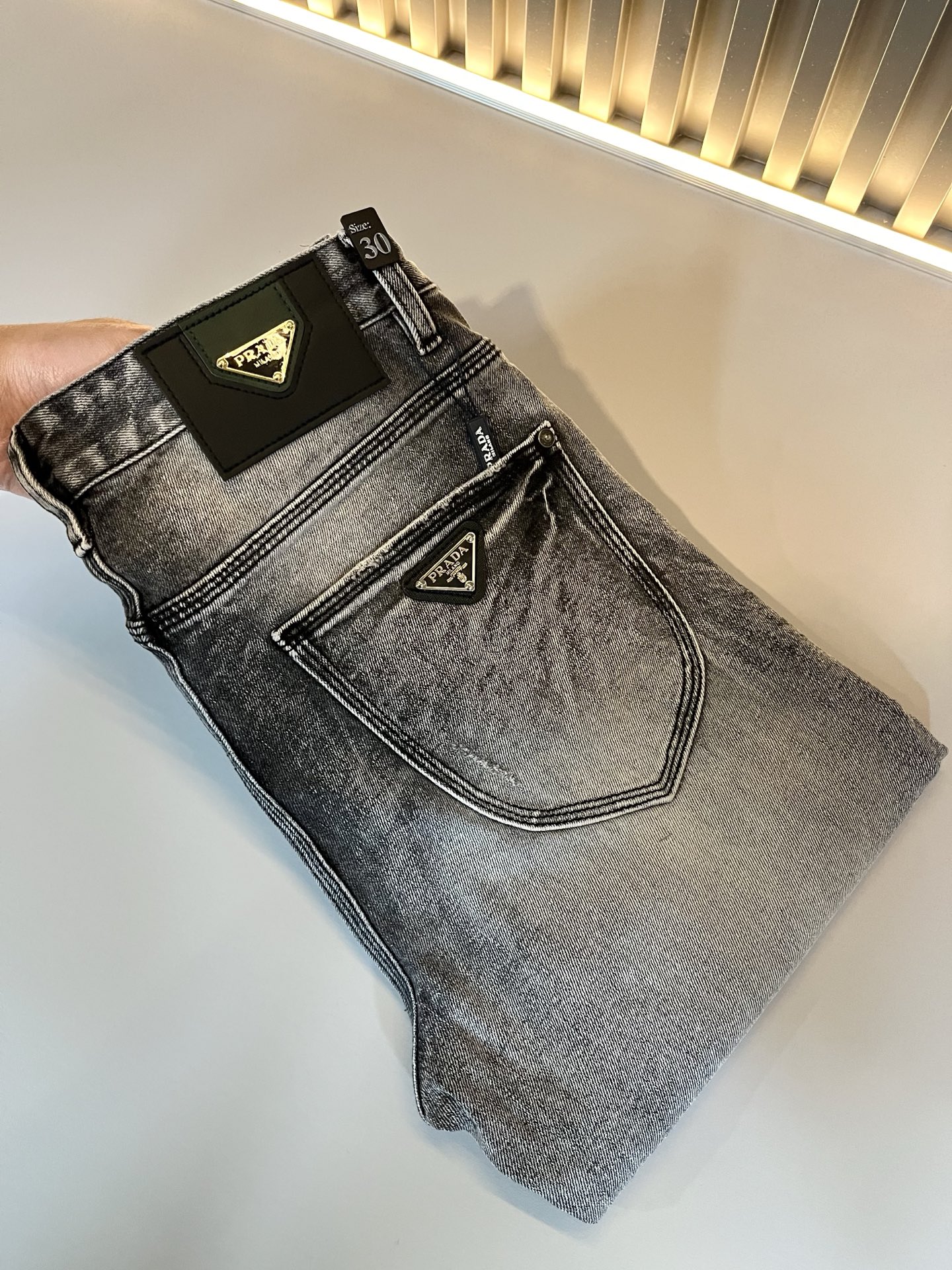 NO:125149,PRA*DA New products are available for sale in early spring!  Denim is high-end, versatile and pragmatic, and not sensational!  Limited editions in Hong Kong, Macao and Taiwan!  !  Three-dimensional cut cotton material!  The Taiwan foreign trade company undertakes the exquisite and delicate materials, which seems to be Prada's patented high-quality custom-made original hardware logo design!  Not only in the material, color and style, the life philosophy behind the design just fits the dual mentality of modern people's pursuit of personal practicality and fashion aesthetics, and achieves a perfect balance between function and aesthetics. It is not only the display of fashion trends, but also the ultimate of modern aesthetics. P's vision does not limit the indispensable components of the core value of fashion brands, another alternative to mature styles and sizes 29-40, prada, prada, alexander wang19860909PRA*DA 普拉达 早春新品发售！牛仔高级百搭实用主义不哗众取宠！港澳台地区限定款！！立体裁剪纯棉材质！台湾外贸公司承接、材质精致细腻似乎是普拉达专利品质上乘 定制原版五金logo设计！不仅在材料、颜色与款式工夫,设计背后的生活哲学正巧契合现代人追求切身实用与流行美观的双重心态,在机能与美学之间取得完美平衡,不但是时尚潮流的展现,更是现代美学的极致.P的视野并没有局限时尚品牌核心价值中不可或缺的组成部分、的另一种选择替代风格成熟、尺码29-40,,prada,prada,alexander wang,Men's clothing