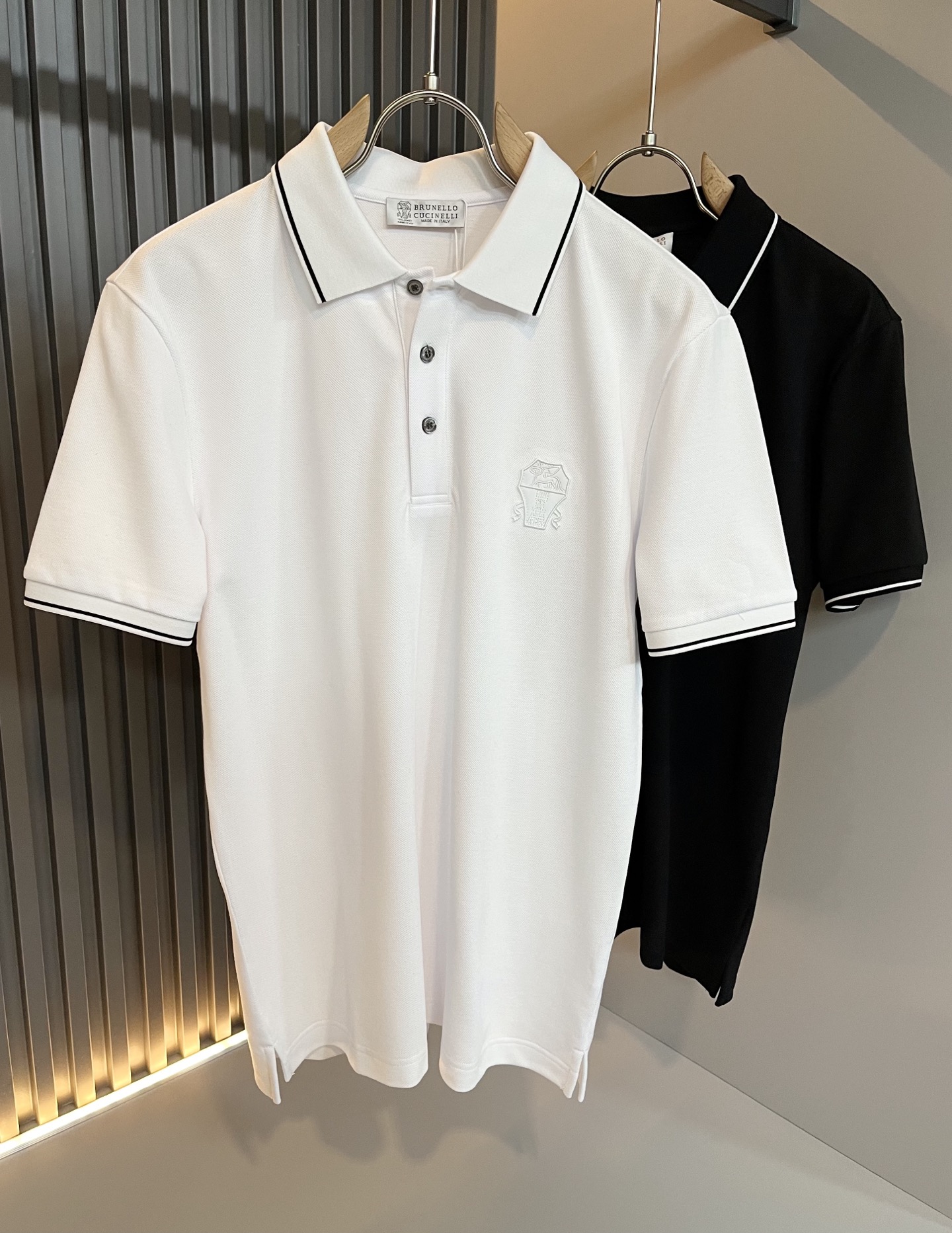 NO:126523,BC-Brunello Cucineli 2025 spring and summer new men's short-sleeved Polo shirt, a fashionable and versatile item that many celebrities love to wear!  The LOGO glue on the chest is super good-looking. Friends who like classic and simple must not miss this one!  The calm and atmospheric brand style has always been favored by the upper class! It is also the best choice for fashionable items!  The upper body is so handsome, highly recommended!  !  !  In addition to its brand added value, the biggest attraction of this short sleeve is that this short sleeve has a high cost-effectiveness in terms of color and material!  Customized original exclusive mesh cotton material design!  Environmentally friendly washing, customized fabrics, pre-shrinkage treatment to ensure a crisp style. The combed cotton fabric feels super soft and smooth and sweat-absorbing!  The wash water does not deform, the feel is comfortable and smooth, the upper body is soft and comfortable, the classic fashionable lapel design is simple and not complicated, and it is very pleasing to the eye!  Code number M-3XL, brunello cucinelli, T-shirt, alexander wang19860909BC-Brunello Cucineli 2025春夏新款男士短袖Polo衫,众多明星都爱穿的时尚百搭单品！胸前LOGO压胶超级好看,喜欢经典简约的朋友,一定不能错过了这款！沉稳大气的品牌风格一直以来备受上层人士的青睐!也是时尚单品的不二之选！ 上身帅到爆了,强烈推荐！！！这件短袖最大的吸引力除了他本身的品牌附加值,更加肯定的是这款短袖无论在颜色搭配还是材质上都有很高的性价比！ 定制原版专属网眼棉材质设计！环保水洗,定制面料,预缩处理,确保版型的挺括,精梳棉面料手感超柔顺滑又吸汗！洗水不变形,手感舒适顺滑,上身柔和舒适,经典的时尚翻领设计,精简不繁,很是耐看！码数M-3XL,,brunello cucinelli,T-shirt,alexander wang,Men's clothing