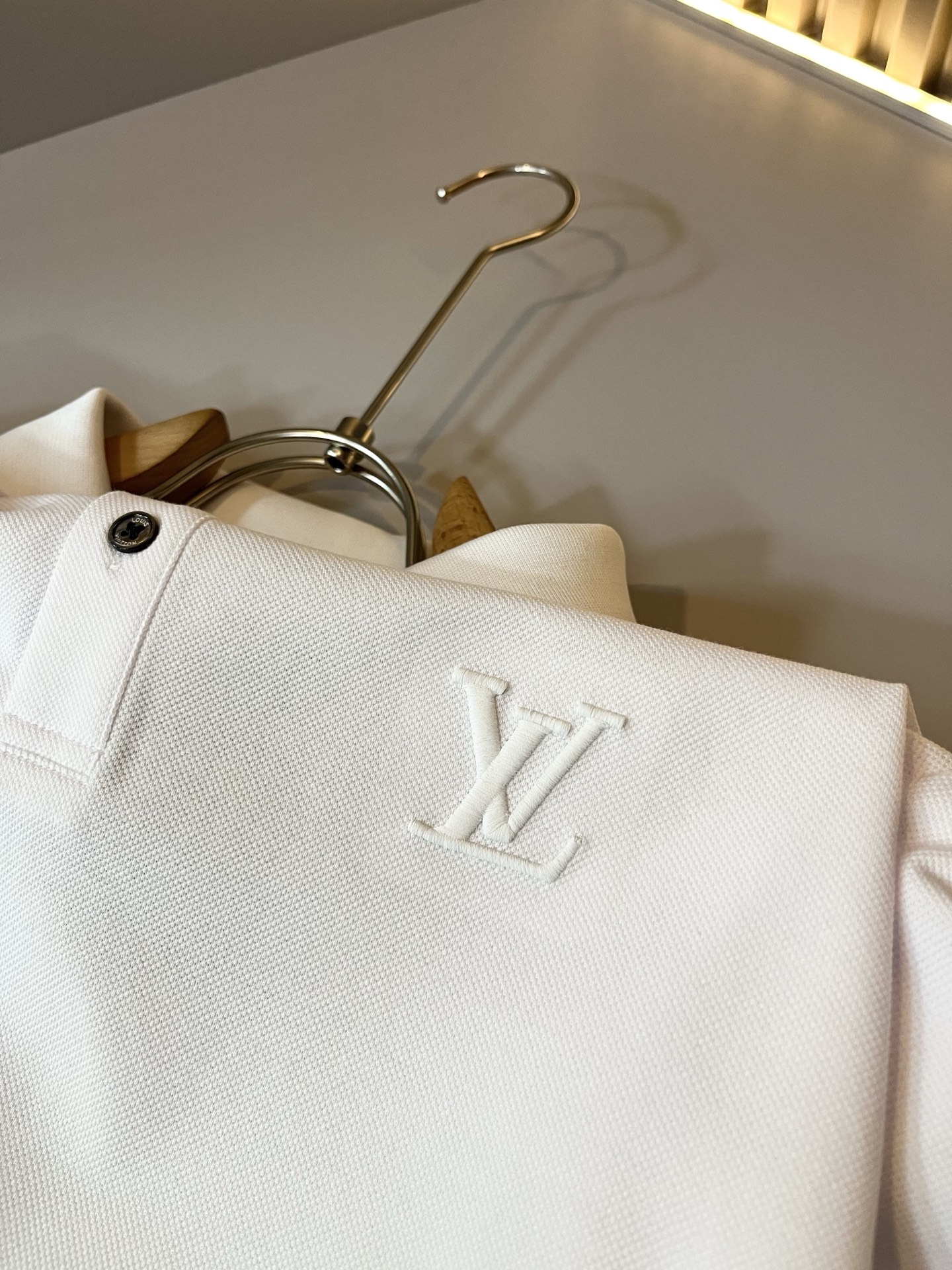 Louis Vuitton 2025 Spring/Summer Polo Shirt with Embroidered Logo 9 i1740242991726 2646 0 7