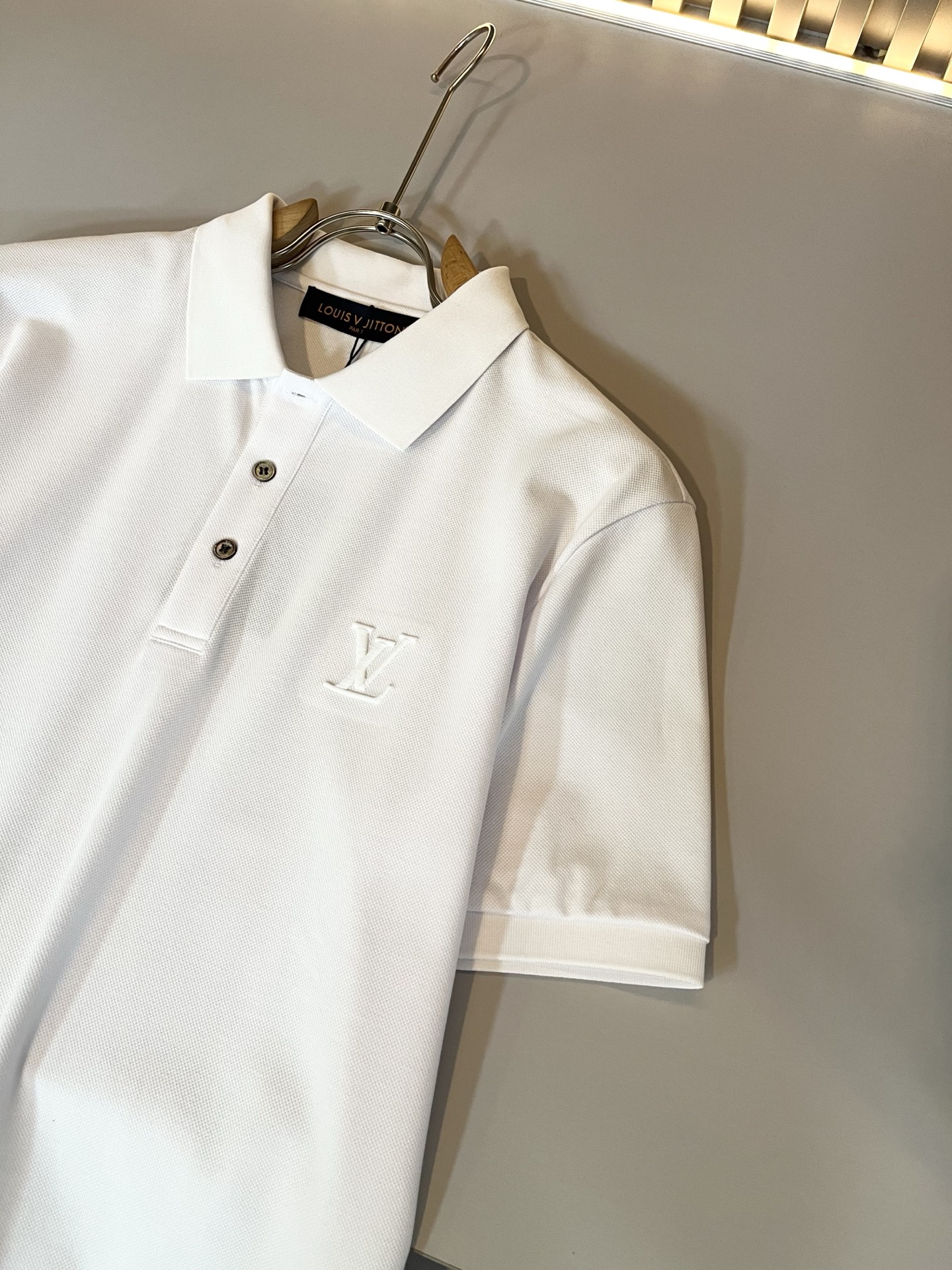 Louis Vuitton 2025 Spring/Summer Polo Shirt with Embroidered Logo 7 i1740242992679 8372 0 5