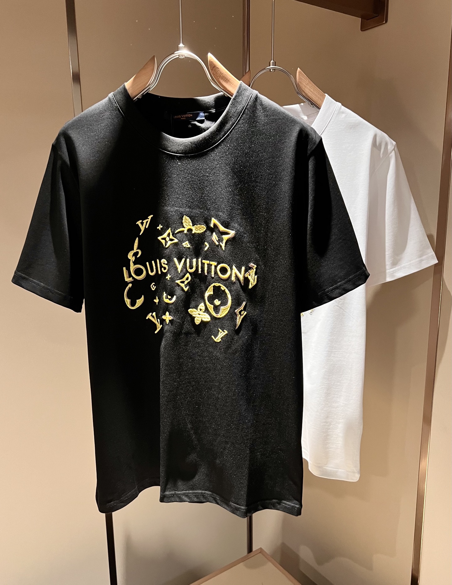 NO:159817,LouisVuitt*Louis*Deng The new series of spring and summer 2025 products are launched, a very fashionable and avant-garde short-sleeved T-shirt for men and women, with logo embroidery embroidery decoration!  Different from the past, it declares the design concept that has been passed down for many years in the brand!  Its eye-catchingness is no less than any classic style, perfectly presenting the fashionable, high-end and luxurious feeling in front of the world!  Made of imported cotton materials, selected high-quality pure cotton fabrics, soft and soft to the touch, the real thing is definitely beyond your imagination, close to the body and breathable, even if you sweat profusely, you will not feel greasy or stuffy, and will bring sweating and moisture absorption to the extreme!  Size S-2XL, louis vuitton,louis vuitton,t-shirt,tees,t-shirt,alexander wang19860909LouisVuitt*路易*登 2025春夏全新系列单品上线,非常时髦前卫的一款男女同款短袖T恤,标识logo图案刺绣修饰！区别于以往的不同,宣示品牌传承多年的设计理念！其吸睛度完全不亚于任何经典款式,将时髦高级感与奢华感完美呈现在世人眼前！客供进口全棉材质制成,精选优质纯棉面料,触感软糯亲肤细腻,实物到手绝对超乎你的想象,贴身无比舒适透气,即便是汗流浃背也不会有腻身及闷热感可言,将排汗吸湿性发挥到了极致！尺码S-2XL,,louis vuitton,louis vuitton,T-shirt,tees，t-shirt,alexander wang,Men's clothing