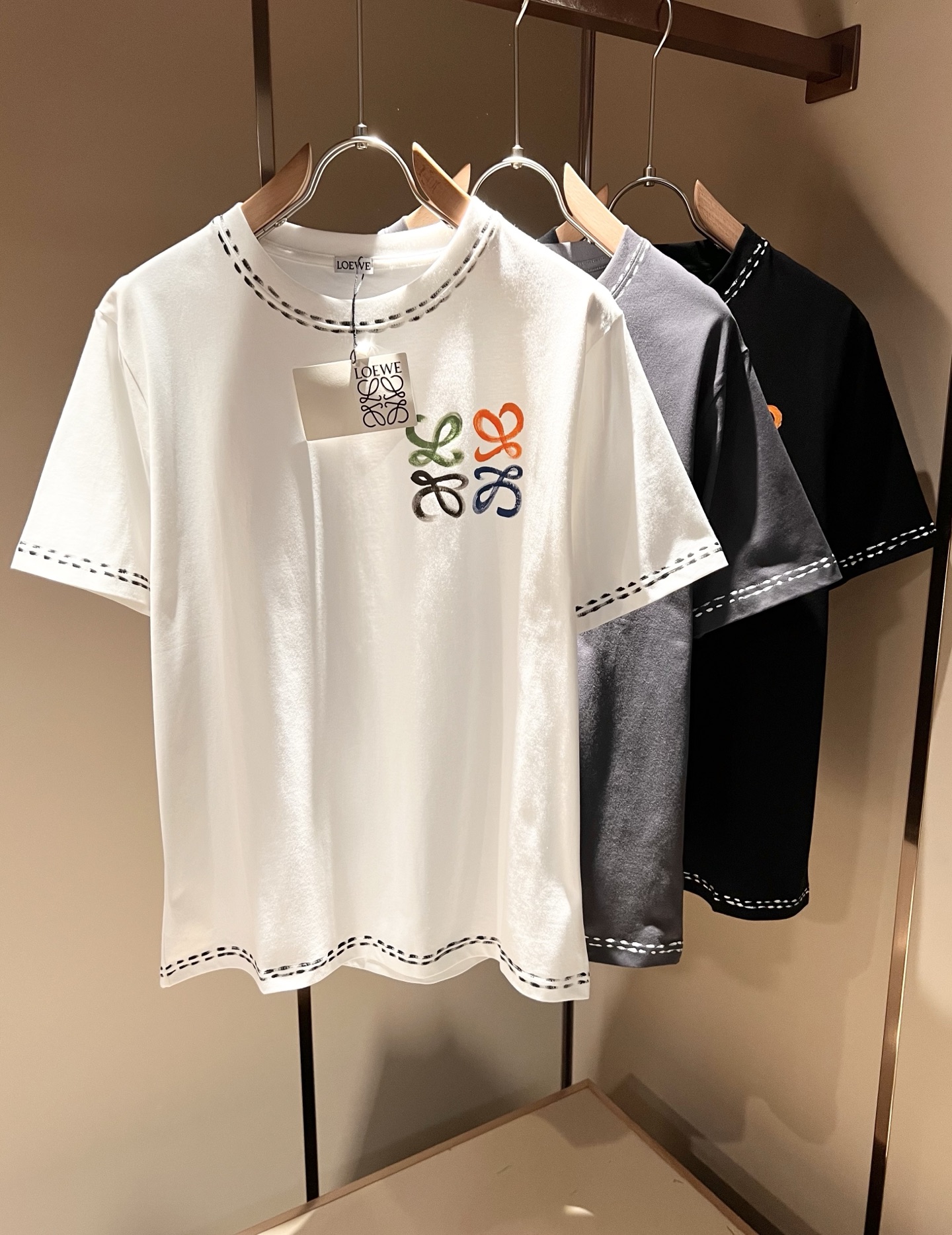 NO:159819,LOE*WE Luo*We 2025 spring and summer new short-sleeved T-shirt for men and women, original Italian order channel, very personalized and high-end style, logo logo pattern printing craft design!  Couple pure cotton short-sleeved T-shirt!  !  The latest fashion trends and popular products are here, and it is another simple and high-end fashion item. It is a fashion product with very high-end outfit charm. It is a must-have item for fashion trends!  Original Italian manufacturer channels, special-level orders, and released at the same time as Hong Kong, Macao and Taiwan buyers. This model is also the latest popular product of Luo Yiweijia this year and the most classic product. Its specifications and grades are beyond doubt!  !  The choice is very diverse, and it can be said that this model naturally has a fresh and natural feeling, showing the brand charm and high-end feeling. The texture of this model is very good, and the heavy weight and brilliant skin-friendliness that can be seen with hands are even better, and it is a complete enjoyment of wearing!  !  Size: S-2XL, loewe, loewe, T-shirt,tees, t-shirt,alexander wang19860909LOE*WE罗*威 2025春夏新款男女同款短袖T恤,意大利原厂订单渠道,极具个性高级风,标志logo图案印花工艺设计！情侣款纯棉短袖T恤！！最新时尚潮流人气产物驾到,又是一款简约高级的时尚单品,穿搭魅力十分高级不俗的时尚产物 ,时尚潮流必备单品！意大利原厂渠道,特供级别订单,同步港澳台买手店发布,此款也是罗意威家今年的最新人气产物,也是最经典的产物,其规格跟档次更是毋庸置疑！！ 选择极具多样化,言而喻此款自然具备那种清新自然的感觉,彰显品牌魅力与高级感,此款的质感十分的到位,用手可以感知的重磅跟出彩亲肤程度更是上佳,十足的穿着享受！！尺码: S-2XL,,loewe,loewe,T-shirt,tees，t-shirt,alexander wang,Men's clothing