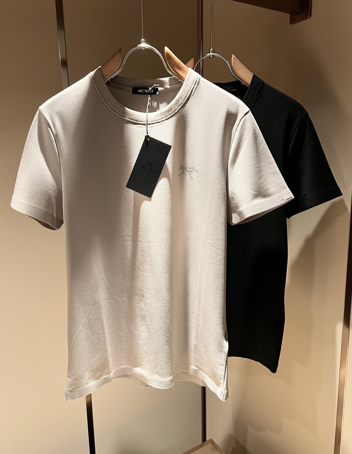 NO:159821,ARCTER*X Original Archaeological Bird The 2025 spring and summer new men's short-sleeved T-shirt outdoor brand may be the first thing that comes to mind is the Canadian goose and Archaeological Bird. It gives people a feeling of trying out the label!  In addition to being quite accomplished in style design, the most obvious or most expert should be to have deeper and unique insights and attainments in fabrics. Through continuous structural research and problem-solving, and characterized by unique research on fabrics, these alone are enough to support it to become the first new logo brand image in the clothing manufacturing industry. This model is made of elastic spandex!  The fabric after the seiko blending feels smooth and soft, and it has both natural beauty and comfort. The large body style is cut cleanly and cleanly, and the fabric shows a different hazy structural beauty. It is made of exclusive mold customization. The fabric and its technology test the workers, can be smooth and smooth without wrinkles!  Logo logo pattern printing craft design!  It really tests the handmade work of every master!  It makes the whole clean and neat, without leaving any thread. Now men who pursue life are more refined in life!  Size S-2XL, arc'teryx, T-shirt,tees, t-shirt,alexander wang19860909ARCTER*X始*祖鸟 2025春夏新款男士短袖T恤户外品牌可能大家第一想到的就是加拿大鹅、始祖鸟.给人一种标签试的感觉！除了在款式设计上颇有造诣之外,最明显或者说最为拿手的,应该就是在面料上的拥有更深独特见解跟造诣了.通过不断地结构研究和问题处理,在以面料独特研究为特征,仅凭这些就已经足以支撑其成为服装制造行业中,首屈可数的新标志品牌形象.此款采用弹力氨纶材质！通过精工混纺之后的面料,手感细滑柔软,同时兼具自然美感跟舒适度.大身上版型裁剪简洁干净,面料上显现出了不一样朦胧的结构性美感来.独家开模定制而成,面料及其考验工人的技术,能做到平整服帖又不起皱！标志logo图案印花工艺设计！真的是很考验每位师傅的手工制作！使得整体干净利索,不留一丝线头.现在对于生活有所追求的男性也在生活中更为精致！尺码S-2XL,arc'teryx,T-shirt,tees，t-shirt,alexander wang,Men's clothing