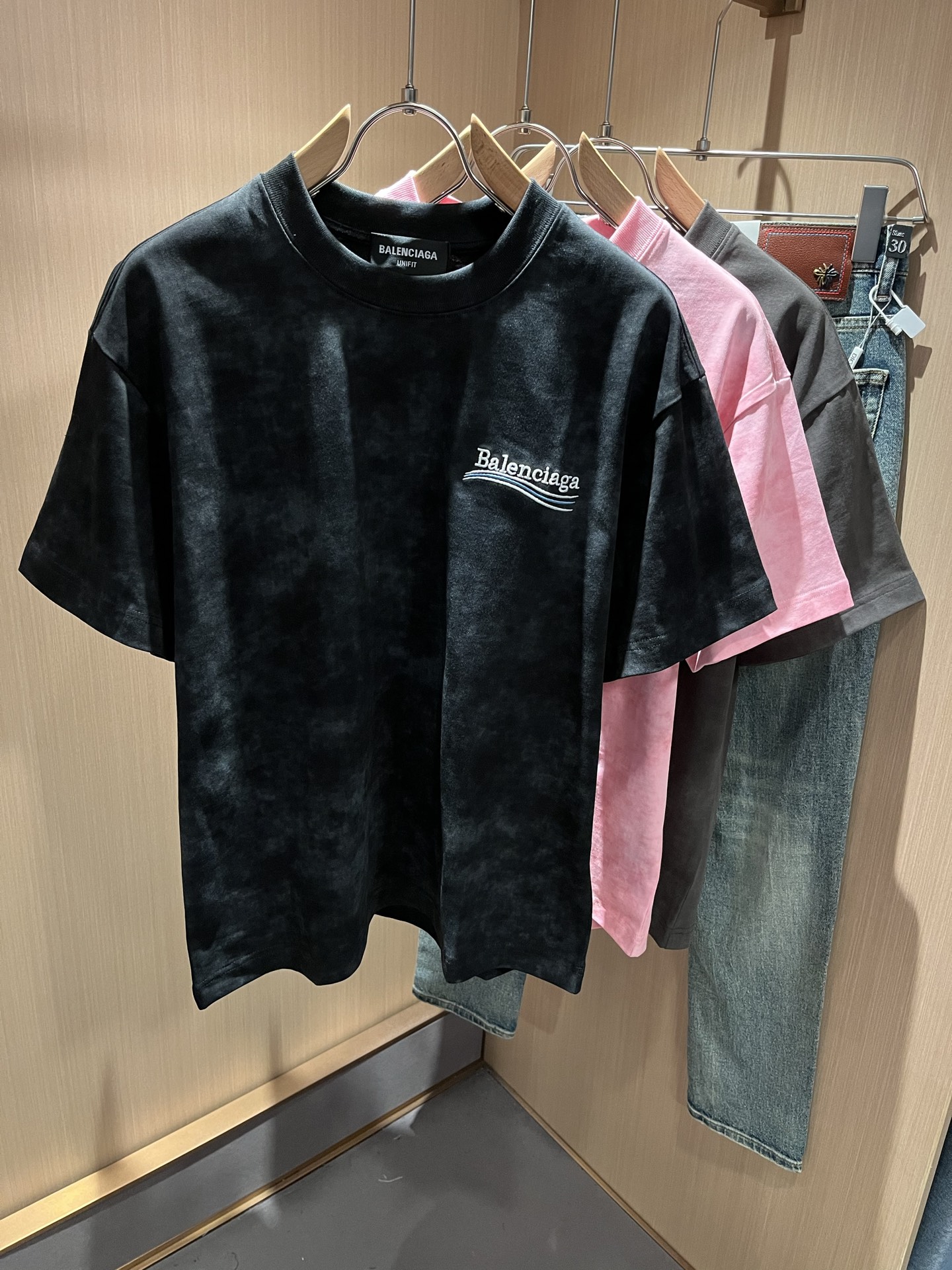 NO:123395,BALENCI*GA Paris* Home 2025 Spring and Summer New Men and Women's Same Short-Sleeve T-shirt!  Fashionable casual short-sleeved T-shirt with catwalk pattern prints!  Embroidery logo pattern design for clothes!  The most designed and selected customer-supplied 260g pure cotton fabric, which feels soft and skin-friendly, is comfortable and breathable, and you can’t picky about the real thing!  Loose, small, shoulder-dead round neck cut, genderless couple mixed styles, opening up a new fashion charm!  Differentiate the market version of the high-end custom series!  Size S-XL, balenciaga, T-shirt,tees, t-shirt,alexander wang19860909BALENCI*GA巴黎*家 2025春夏新款男女同款短袖T恤！走秀图案印花时尚休闲短袖T恤衫！衣身刺绣logo图案设计！极具设计精选客供260g纯棉面料,手感柔软亲肤,着身舒适透气性都无法挑剔,实物绝对会让你爱不释手！宽松小落肩的圆领版型裁剪,无性别主义的情侣混穿款式,打开全新的时装新韵味！区别市场版本高定系列！尺码S-XL,,balenciaga,T-shirt,tees，t-shirt,alexander wang,Men's clothing