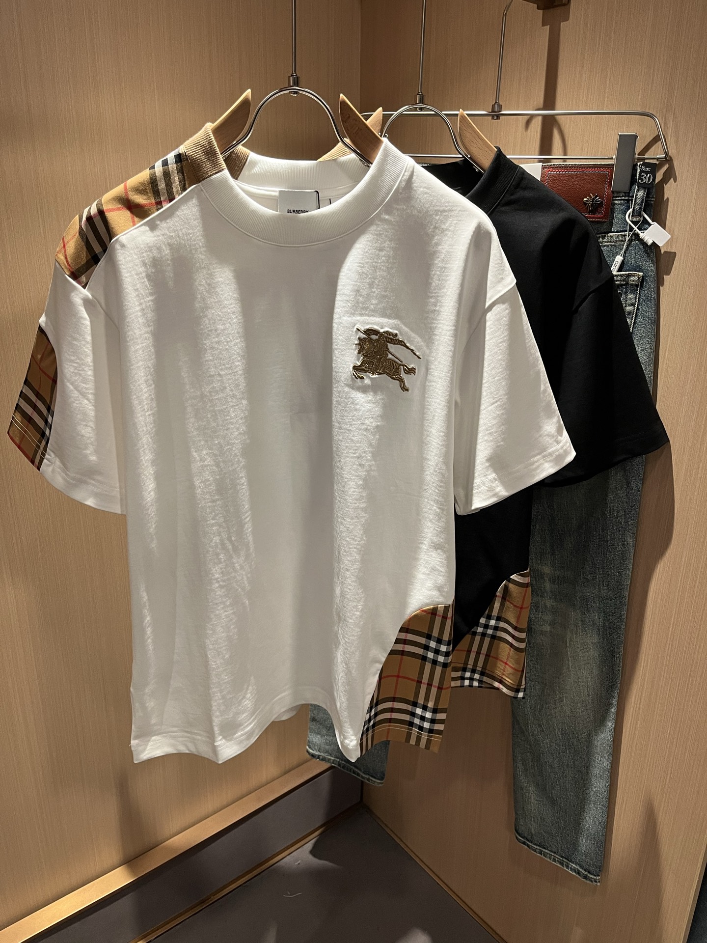 NO:123405,BURBER*Y Ba*li's new short-sleeved T-shirt in spring and summer 2025 is coming, and is made of a popular environmentally friendly pure cotton fabric recently. It is a high-end outdoor sports and leisure series, which is very popular in sports!  BUR's latest special material, sleeve plaid splicing canvas iconic design!  Embroidery logo pattern design for clothes!  Fabric is also called memory cloth, which refers to fabrics with morphological memory functions. It instantly kills all versions on the market. It can only be said that it is not a level of existence at all. Whether it is material, detail restoration and craftsmanship, you are not afraid of any challenges. Just to contribute wonderful products to everyone. As always, it is consistent. A style that implements the core concept of BUR will be closely tied to fashion, always maintaining perfection, a simple but not simple design style perfectly meets the outfit you need in daily life. Size: S-XL, burberry, T-shirt, tees, t-shirt, alexander wang19860909BURBER*Y巴*莉2025春夏新品短袖T恤,重磅来袭,最近比较火热的环保纯棉面料制作而成,高端户外运动休闲系列,非常火热运动风潮！BUR最新研发的特殊材质,袖子格子拼接帆布标志性设计！衣身刺绣logo图案设计！面料也叫记忆布,是指具有形态记忆功能的面料,秒杀市面上一切版本,只能说根本就不是一个级别的存在,不管是材质还是细节还原度以及工艺制作方面,不惧任何挑战,只为给大家奉献绝妙产物一如既往,始终如一,贯彻了BUR核心理念的一个款式将与时尚紧紧的捆绑在一起,时刻保持完美,简约而不简单的的设计风格,完美的满足了你日常所需要的穿搭.尺码:S-XL,,burberry,T-shirt,tees，t-shirt,alexander wang,Men's clothing