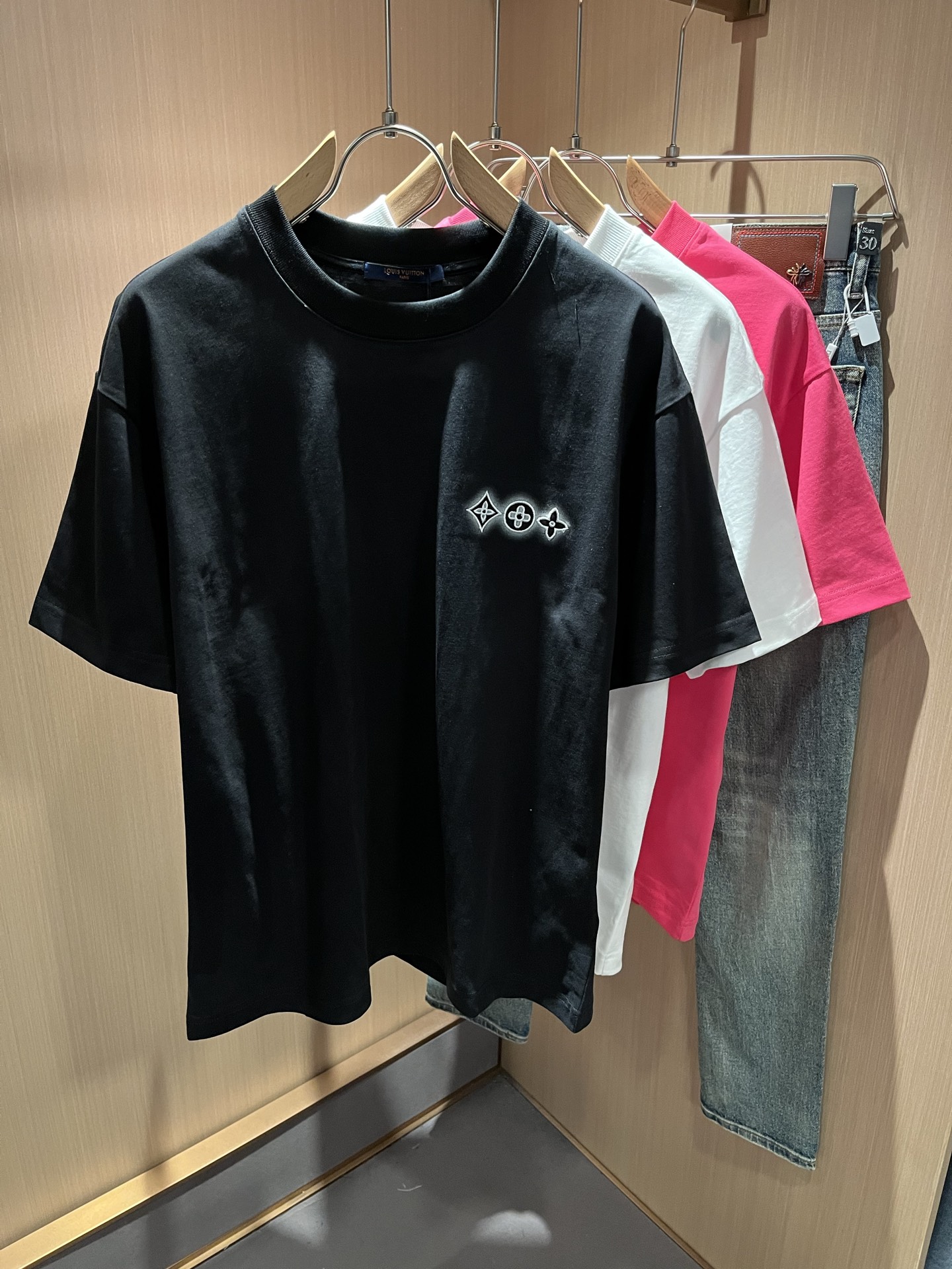 NO:123398,LouisVuitt*Louis*Deng The new series of spring and summer 2025 products are launched, a very fashionable and avant-garde short-sleeved T-shirt for men and women, with logo embroidery embroidery decoration!  Different from the past, it declares the design concept that has been passed down for many years in the brand!  Its eye-catchingness is no less than any classic style, perfectly presenting the fashionable, high-end and luxurious feeling in front of the world!  Made of imported cotton materials, selected high-quality pure cotton fabrics, soft and soft to the touch, the real thing is definitely beyond your imagination, close to the body and breathable, even if you sweat profusely, you will not feel greasy or stuffy, and will bring sweating and moisture absorption to the extreme!  Size S-XL, louis vuitton,louis vuitton,t-shirt,tees,t-shirt,alexander wang19860909LouisVuitt*路易*登 2025春夏全新系列单品上线,非常时髦前卫的一款男女同款短袖T恤,标识logo图案刺绣修饰！区别于以往的不同,宣示品牌传承多年的设计理念！其吸睛度完全不亚于任何经典款式,将时髦高级感与奢华感完美呈现在世人眼前！客供进口全棉材质制成,精选优质纯棉面料,触感软糯亲肤细腻,实物到手绝对超乎你的想象,贴身无比舒适透气,即便是汗流浃背也不会有腻身及闷热感可言,将排汗吸湿性发挥到了极致！尺码S-XL,,louis vuitton,louis vuitton,T-shirt,tees，t-shirt,alexander wang,Men's clothing