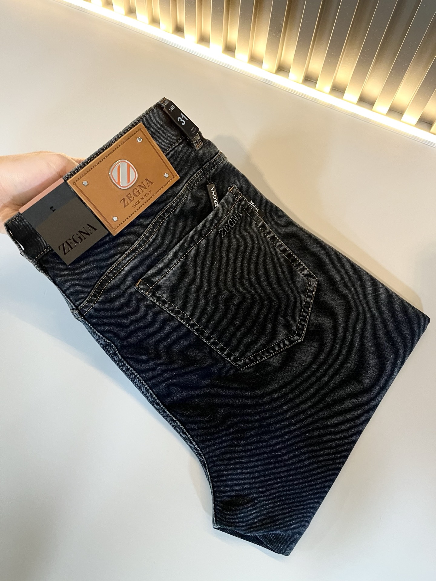 NO:125153,Zegna's new spring and summer men's casual jeans, the finale of the channel has appeared!  !  Sold simultaneously at the counter!  It is no exaggeration to say that this trouser is made from the original OEM channel, not a bragging original OEM, but is a product from the domestic ready-to-wear OEM factory officially authorized by Jenia!  Therefore, the ratio of quantity and size is extremely short, so you can earn it if you grab it!  The best pants are officially unveiled!  !  !  !  !  !  Zegna's things have always been one of the only essential outfits for successful business people!  Not everyone can easily surpass the brand's high-end style and its own strong aura. No matter which season the style is, it is a standard temperament!  However, the fabric style is between business and casual and daily wear, and the waist design logo waist brand decoration!  Only Jenya, who can design a pair of trousers so well-suited to the public, is the only one who focuses on men's clothing, business and casualness!  Whether you wear this style in a casual occasion or in a business occasion, you must wear it well and be able to wear it to your own taste!  Pants that give yourself unlimited points!  Size 29-40, zegna, jeans, alexander wang19860909Zegna 杰尼亚 春夏新款男士休闲牛仔裤,压轴的渠道货出现了！！柜台同步销售！ 毫不夸张的说,此款裤装是原厂代工渠道的货,并不是吹牛的原厂代工,完全是由杰尼亚官方授权的国内成衣代工厂出来的产品！所以数量跟尺码配比都极度紧缺,抢到就是赚到！最好的裤装正式揭幕！！！！！！Zegna的东西,从来都是成功商务人士的专属必备行头之一！品牌高级的格调以及自带强大的气场并不是所有人都能轻易凌驾的.无论哪季的款式都是都是气质标配！但是面料版型又介乎于商务休闲跟日常穿着之间,腰身设计logo腰牌修饰！能将一款裤装设计到如此贴合大众穿着,也就只有专注于男装商务休闲的杰尼亚了！不论您是休闲场合穿搭,或者商务场合此款都能搭配的恰到好处要穿,就必须穿好的,能穿出属于自己品味的！给自己无限加分的裤子！尺码29-40,,zegna,jeans,alexander wang,Men's clothing