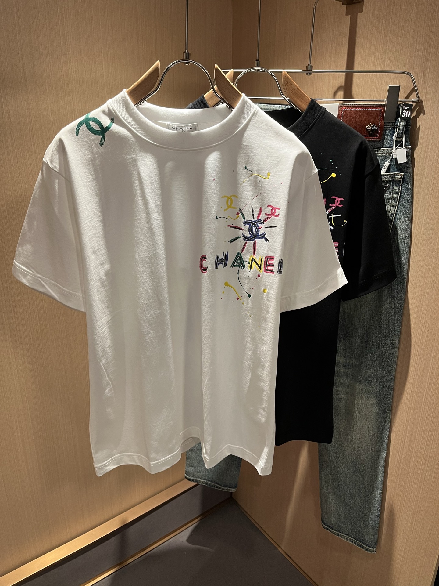 NO:123400,Xiaoxiang couple T-shirt CHA**L 2025 spring and summer new creative casual men and women's same short-sleeved T-shirt, instantly killing private European and American trade orders in the industry, CHA**L family 2025 official website main items, new creative letter logo pattern painting and printing design!  !  !  Super stylish, comfortable and soft cotton round neck short-sleeved T-shirt!  It is carefully produced by a trading company specializing in overseas European and American orders, and is sold at the same time as a major Hong Kong and Macao famous store. It is currently a super popular and versatile item with the best official website of Chanel!  !  As a fashionable urban style item with unique temperament, classic slim fit style, simple pattern design, and not simple new configuration. The fabric is made of top 260 grams of pure cotton fabric provided by customers, which feels smooth and droopy, and the top is skin-friendly and comfortable and elastic. This time, I personally think I have really put in the effort in the design of the pattern. Among the tens of thousands of colors, Chanel's official designer carefully selected the most popular colors at the moment. The matching performance of this item is outstanding. The delicate fabric and soft touch are all unique advantages. It is a must-have for high-end fashionable fans!  !  !  There is no need to say anything about this classic and easy-to-wear style. As long as you choose, it is absolutely suitable!  Size S-XL, Chanel, louis vuitton, T-shirt,tees, t-shirt,alexander wang19860909小香情侣款T恤CHA**L 2025春夏新款创意休闲男女同款短袖T恤,秒杀业内的欧美贸易私单,CHA**L家族2025官网主打单品,全新创作字母logo图案绘画印花设计！！！上身超有型,舒适柔软的棉质圆领短袖T恤！ 是由专做海外欧美订单的贸易公司精心出品,同步各大港澳名品店发售,目前是香奈儿官网名列前茅的超人气百搭单品！！作为一款气质独特的时髦都市风尚单品,经典的修身版型打造,简洁的图样设计,不简单的全新配置.面料是采用了客供的顶级260克纯棉面料,手感顺滑有垂感,上衣穿着也是亲肤舒适有弹性.这次在图案的设计上,我个人是觉得真的是下功夫了,在上万种颜色中,香奈儿官方设计师从中精挑细选出当下最流行的色系,此款单品的搭配性能出彩,其面料之细腻,触感之柔软都是独特的优点,高端时髦粉丝必备！！！这种经典又好穿的款式真的不用再说什么了,只要你选择,那便是绝对的合适！尺码S-XL,,chanel,louis vuitton,T-shirt,tees，t-shirt,alexander wang,Men's clothing