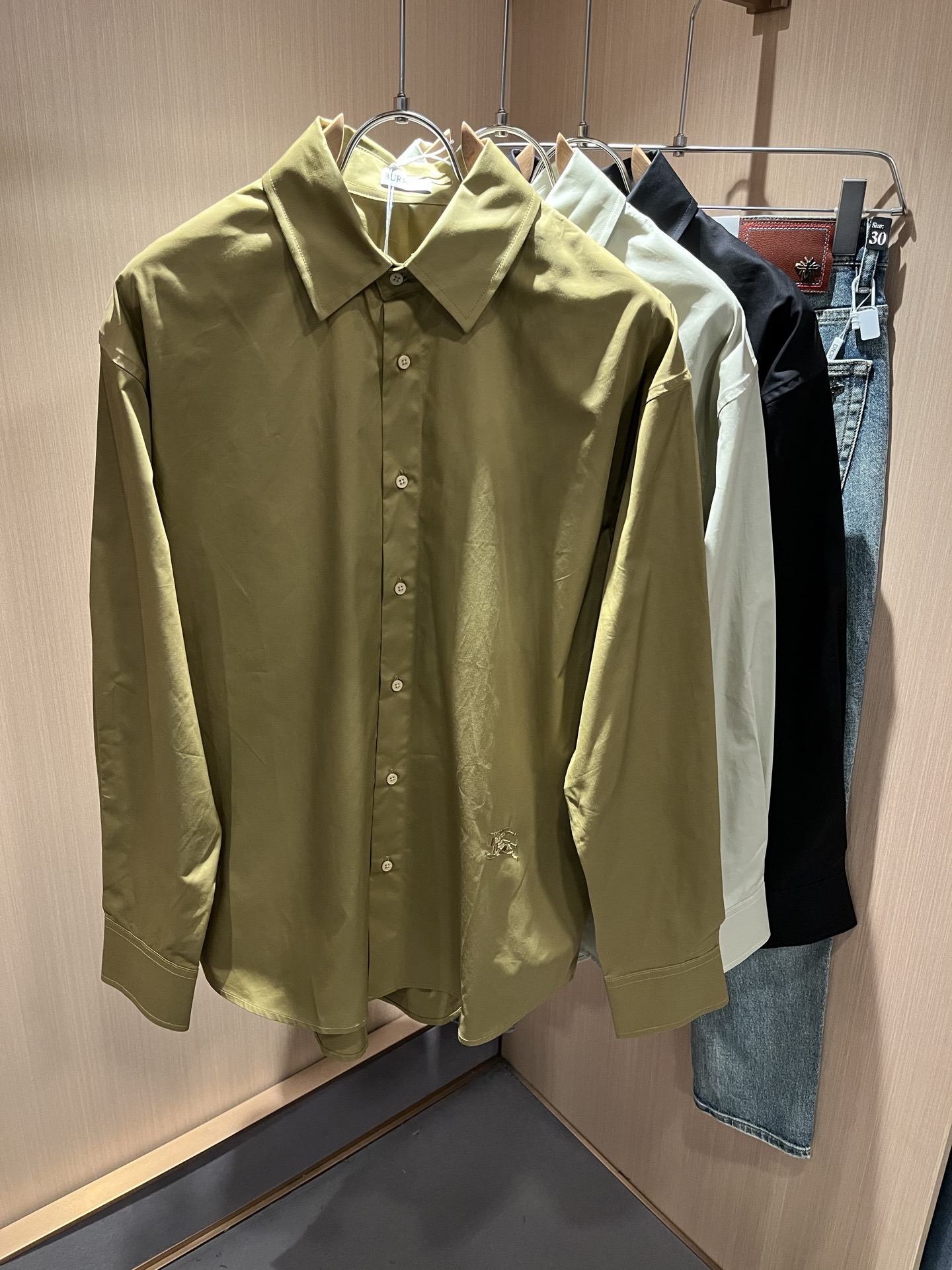 NO:159801,Bur*erry 2025 early spring new men and women's same loose shirt, the latest brand design elements!  Neither monotonous nor complicated, it shows taste just right!  Customized poplin cotton fabrics are available for customer!  Comfortable and breathable are no problem at all. The unique high luxury of the fabric presents a simple and elegant temperament!  Hem war horse logo logo pattern embroidery design!  Full three-dimensional! Standard cutting design!  Every detail is a synchronized with high-end fashion. Size: S-XL, burberry, alexander wang19860909Bur*erry 巴*莉 2025早春新款男女同款宽松衬衣,品牌最新设计元素！既不单调也不复杂,恰到好处的展现品味！客供定制府绸棉面料！舒适透气根本不在话下,面料独具的高奢感呈现简约优雅气质！下摆战马标识logo图案刺绣工艺设计！饱满立体!标准裁剪设计！每一处细节都是与高端时尚同步的体现.尺码:S-XL,,burberry,alexander wang,Men's clothing