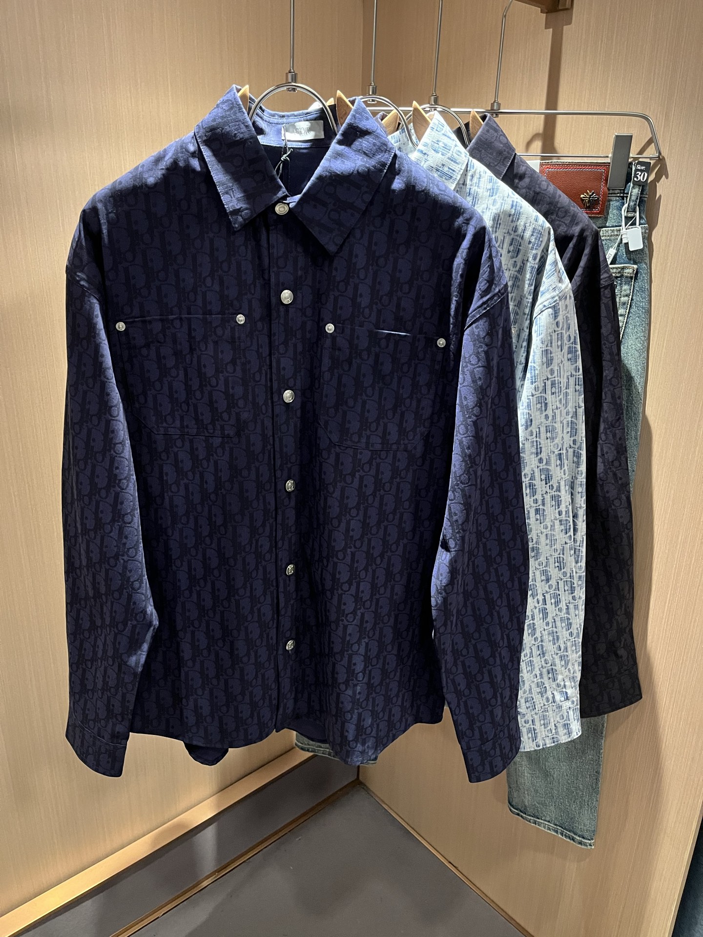 NO:159789,Dior 2025 early spring new men and women's shirts, the latest brand design elements!  Neither monotonous nor complicated, it shows taste just right!  Customized imported denim fabrics are provided by customers!  The unique high-end three-dimensional feeling of the fabric presents a simple and elegant temperament!  Full of fashionable logo designs!  Full three-dimensional! Standard cutting design!  Every detail is a synchronized with high-end fashion. Size: S-XL, dior, dior, alexander wang19860909Dior 迪奥2025早春新款男女同款衬衣,品牌最新设计元素！既不单调也不复杂,恰到好处的展现品味！客供定制进口牛仔面料！面料独具的高奢立体感呈现简约优雅气质！满满的时尚logo老花元素设计！饱满立体!标准裁剪设计！每一处细节都是与高端时尚同步的体现. 尺码:S-XL,,dior,dior,alexander wang,Men's clothing