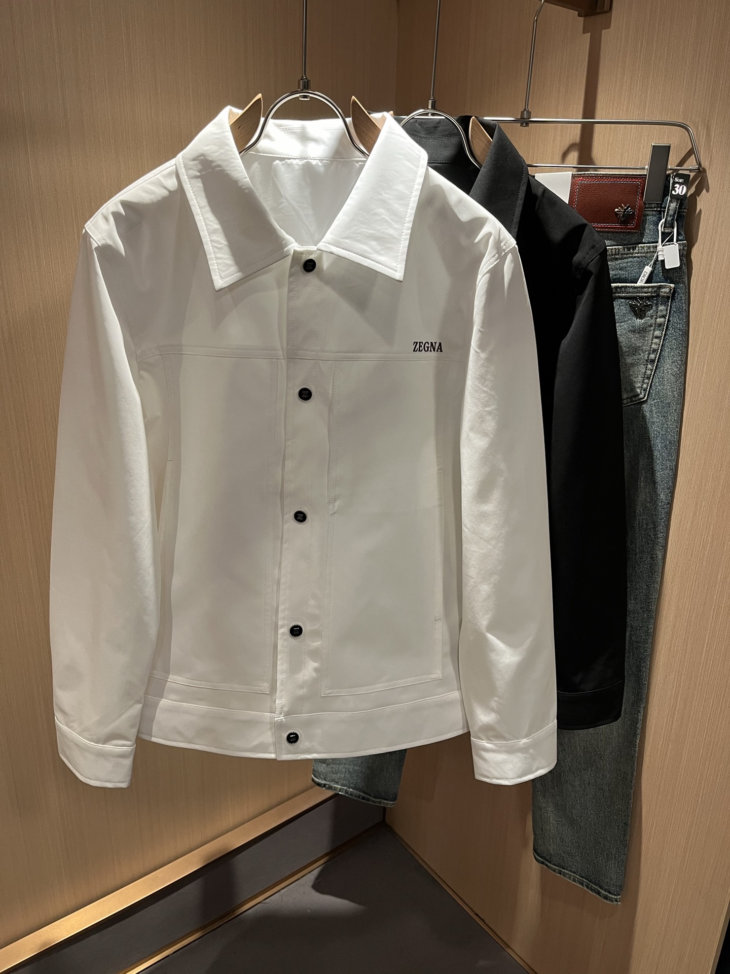 NO:159794,Ermenegildo Zeg*aJia 2025 early spring new men's jacket, foreign trade company order!  Customer-supplied polyester fiber material is one of the classic exclusive fabrics of Zenia!  The texture is light, soft and delicate, but the shape is straight and stylish!  It adopts a multi-layer structure and has windproof performance. The pockets are decorated with details and are extremely luxurious... Perfectly interpreting high-quality quality. Customized original hardware is available for customers!  Size M-3XL, zegna, jackets & coats, jackets & coats, alexander wang19860909Ermenegildo Zeg*a杰*亚 2025早春新款男士夹克外套,外贸公司订单！客供聚酯纤维材质,是杰尼亚经典的专有织物之一！ 质地轻盈、触感又柔软细腻、但型态又笔挺有型！ 采用多层结构、具备防风性能. 口袋饰有细节、奢华极致… 完美演绎高品质品相.客供定制原版五金！尺码M-3XL,,zegna,jackets & coats,jackets & coats,alexander wang,Men's clothing