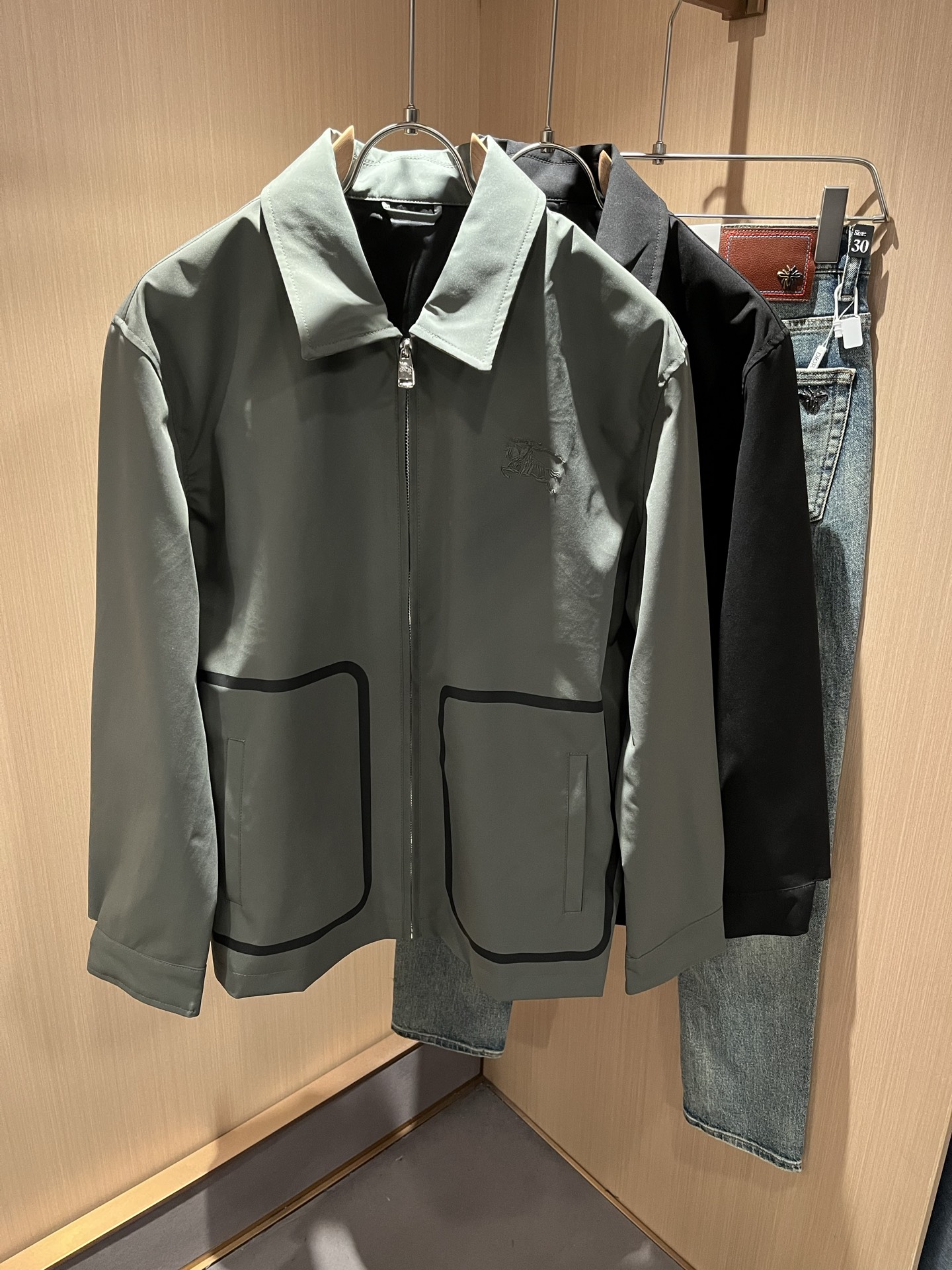 NO:159791,BURBER*Y BAR*Li’s new early spring jacket is coming in 2025. It is made of a popular environmentally friendly polyester fiber memory fabric recently. It is a high-end outdoor sports and leisure series, which is very popular and sports trend!  The latest special material developed by BUR, memory fabric, is also called memory cloth, which refers to fabrics with morphological memory functions, and the chest embroidery logo pattern design!  Selling all versions on the market in seconds is not a level at all. Whether it is material, detail restoration and craftsmanship, you are not afraid of any challenges. Just to contribute wonderful products to everyone. As always, it is consistent. A style that implements the core concept of BUR tightly ties the plaid and fashion, always maintains perfection, a simple but not simple design style perfectly meets the outfit you need in daily life. Size: M-3XL, burberry, jackets & coats, jackets & coats, alexander wang19860909BURBER*Y巴*莉2025早春新品夹克外套重磅来袭,最近比较火热的环保聚酯纤维记忆面料制作而成,高端户外运动休闲系列,非常火热运动风潮！BUR最新研发的特殊材质,记忆面料也叫记忆布,是指具有形态记忆功能的面料,胸前刺绣logo图案设计！秒杀市面上一切版本,只能说根本就不是一个级别的存在,不管是材质还是细节还原度以及工艺制作方面,不惧任何挑战,只为给大家奉献绝妙产物一如既往,始终如一,贯彻了BUR核心理念的一个款式将格纹与时尚紧紧的捆绑在一起,时刻保持完美,简约而不简单的的设计风格,完美的满足了你日常所需要的穿搭.尺码:M-3XL,,burberry,jackets & coats,jackets & coats,alexander wang,Men's clothing