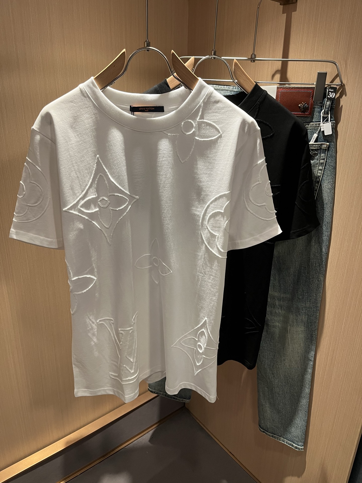 NO:159797,LouisVuitt*Louis*Deng The new series of spring and summer 2025 products are launched, a very fashionable and avant-garde short-sleeved T-shirt for men and women, with logo embroidery embroidery decoration!  Different from the past, it declares the design concept that has been passed down for many years in the brand!  Its eye-catchingness is no less than any classic style, perfectly presenting the fashionable, high-end and luxurious feeling in front of the world!  Made of imported cotton materials, selected high-quality pure cotton fabrics, soft and soft to the touch, the real thing is definitely beyond your imagination, close to the body and breathable, even if you sweat profusely, you will not feel greasy or stuffy, and will bring sweating and moisture absorption to the extreme!  Size S-2XL, louis vuitton,louis vuitton,t-shirt,tees,t-shirt,alexander wang19860909LouisVuitt*路易*登 2025春夏全新系列单品上线,非常时髦前卫的一款男女同款短袖T恤,标识logo图案刺绣修饰！区别于以往的不同,宣示品牌传承多年的设计理念！其吸睛度完全不亚于任何经典款式,将时髦高级感与奢华感完美呈现在世人眼前！客供进口全棉材质制成,精选优质纯棉面料,触感软糯亲肤细腻,实物到手绝对超乎你的想象,贴身无比舒适透气,即便是汗流浃背也不会有腻身及闷热感可言,将排汗吸湿性发挥到了极致！尺码S-2XL,,louis vuitton,louis vuitton,T-shirt,tees，t-shirt,alexander wang,Men's clothing