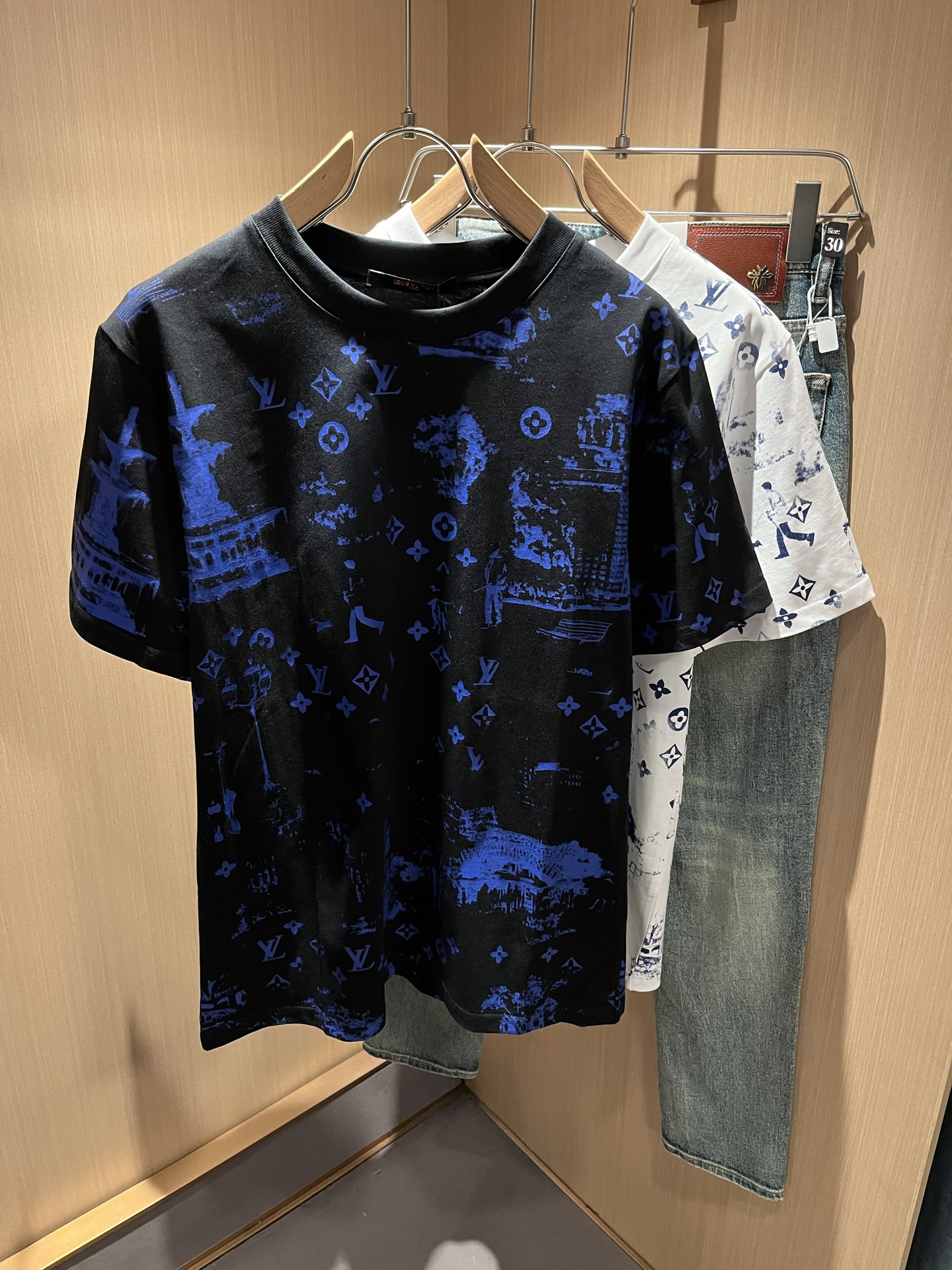 NO:159812,LouisVuitt*Louis*Deng The new series of spring and summer 2025 products are launched, a very fashionable and avant-garde short-sleeved T-shirt for men and women, with logo logo pattern and printing decoration!  Different from the past, it declares the design concept that has been passed down for many years in the brand!  Its eye-catchingness is no less than any classic style, perfectly presenting the fashionable, high-end and luxurious feeling in front of the world!  Made of imported cotton materials, selected high-quality pure cotton fabrics, soft and soft to the touch, the real thing is definitely beyond your imagination, close to the body and breathable, even if you sweat profusely, you will not feel greasy or stuffy, and will bring sweating and moisture absorption to the extreme!  Size S-2XL, louis vuitton,louis vuitton,t-shirt,tees,t-shirt,alexander wang19860909LouisVuitt*路易*登 2025春夏全新系列单品上线,非常时髦前卫的一款男女同款短袖T恤,标识logo图案印花修饰！区别于以往的不同,宣示品牌传承多年的设计理念！其吸睛度完全不亚于任何经典款式,将时髦高级感与奢华感完美呈现在世人眼前！客供进口全棉材质制成,精选优质纯棉面料,触感软糯亲肤细腻,实物到手绝对超乎你的想象,贴身无比舒适透气,即便是汗流浃背也不会有腻身及闷热感可言,将排汗吸湿性发挥到了极致！尺码S-2XL,,louis vuitton,louis vuitton,T-shirt,tees，t-shirt,alexander wang,Men's clothing