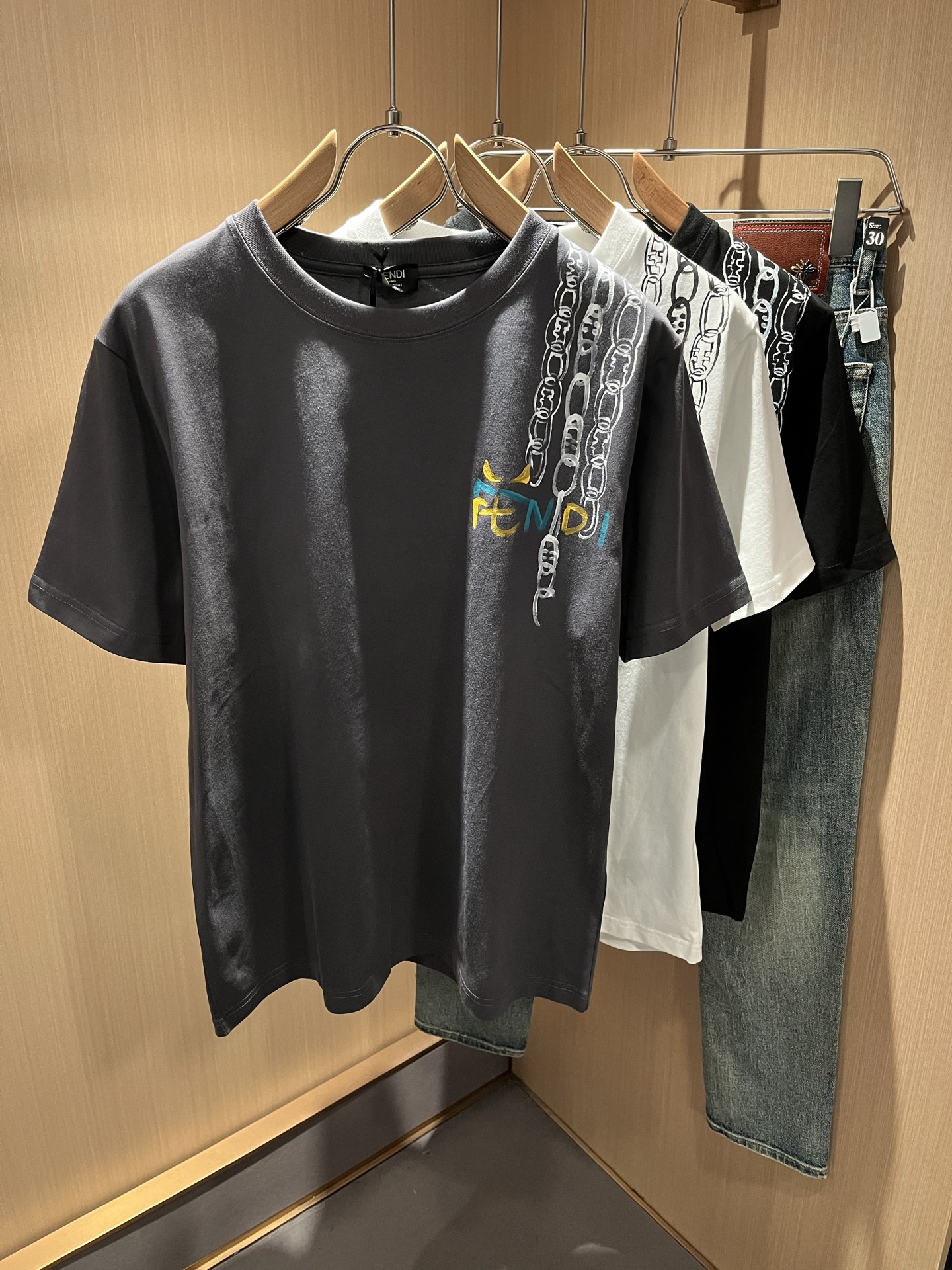 NO:123390,FEN*I FEN*Di's new spring and summer 2025 FD family FF men and women short-sleeved T-shirt, versatile and minimalist short-sleeved shirts for men and women. Original Italian orders, popular FD family items, simple and pure colors. The FD family's enduring iconic products, high-quality products with full representation and full specifications, and high-quality products that all FD fans are worth buying!  Pure Yidian channel orders, high-end and popular products from the FD family, very popular items at the moment, and iconic letter logo pattern printing modification!  High-end goods worth keeping and giving away to others!  It is trendy and beautiful, with a full sense of trendy atmosphere, and has a very high level and specifications. It uses a very classic black and white color combination, giving people a strong visual impact and has a very high recognition. It is top-quality exclusive pure cotton fabric, created with a soft, delicate and comfortable touch, and has a very high-end and classy appearance!  Perfectly interprets the charm of the brand and leaves a deep impression. It is more fashionable and charming. It has simple, elegant and fashionable upper body, and is even more stressful for outfits!  The inner wear alone is very delicious and beautiful scenery that cannot be ignored!  Size S-2XL, fendi,dior,T-shirt,tees,t-shirt,alexander wang19860909FEN*I 芬*迪2025春夏新款FD家族FF男女同款短袖T恤,男女同款百搭极简短袖.意大利原厂订单,FD家族人气单品,简约纯色系打造.FD家族经久不衰的标志性臻品,代表性十足,规格感十足的精品,所有FD粉丝都值得抢购的精品！纯正意代渠道订单,FD家族的高奢人气爆款产物,当下十分火爆的单品,标志性字母logo图案印花修饰！值得自留和送人的高端货！新潮又好看,潮流气息感十足,档次规格感极高,并且采用十分经典的的黑白双色搭配,给人的视觉冲击感相当强烈,有着极高的辨识度,顶级专属纯棉面料,打造,触感柔软细腻舒适,品相相当高级有档次！完美诠释品牌魅力,给人留下深刻印象.更具时尚与韵味,上身简约大方时尚,对于穿搭更是毫无压力！单穿内搭都极有味道,不可忽视的靓丽风景线！ 尺码S-2XL,,fendi,dior,T-shirt,tees，t-shirt,alexander wang,Men's clothing