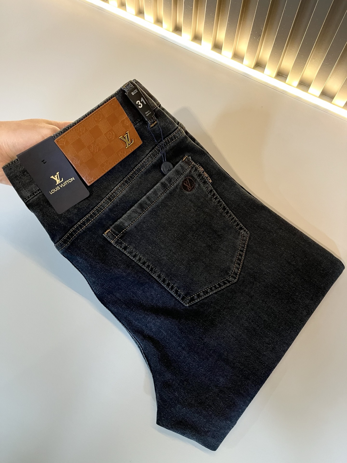 NO:123413,Louis Vuitto*Louis*Deng 2025 Spring and Summer New Men's Classic Washed Small Straight Jeans. Excellent upper body performance, a versatile choice, and a great value-for-money sharing!  !  As a classic combination of simple elements for boys, the design logo pattern is modified!  The classic jeans series of Louis on the road is a legendary item in the industry and a lasting item. Many men with senior economic strength are guests of the Louis family. Countless bigwigs have performed this sentence. This is even circulated in the fashion circle. It is made of top denim jeans. After high-end washing process, it is of great grade and luxury. Nameplate waist brand hardware logo auxiliary material design!  The fabric is excellent and comfortable on the upper body, giving people a full of trendy and fashionable atmosphere, interpreting luxury and trend to the extreme. The classic, exquisite and precise straight-tube cutting design, and the thickness can be even better across all seasons!  Size 29-40, louis vuitton,louis vuitton,alexander wang19860909Louis Vuitto*路易*登2025春夏新款男士经典水洗小直筒牛仔长裤.绝佳的上身性能,百搭之选,超值性价比分享！！作为男生简约元素经典搭配,设计logo图案修饰！路遇路易经典仔裤系列,这个一直是业内的传奇单品,也是经久不衰的单品,很多具有资深经济实力的男人都是路易家族的座上客,无数的大佬都曾演绎过,时尚圈更是流传这么一句话,顶级丹宁牛仔面料打造而成,经高端水洗工艺处理后,极具档次与奢华感.铭牌腰牌五金logo辅料设计！面料极好上身舒适,给人满满的潮流时髦气息,将奢华与潮流感演绎到了极致,经典精湛精准的直筒版型裁剪设计,厚度更是能横跨四季必入好款！ 尺码29-40,,louis vuitton,louis vuitton,alexander wang,Men's clothing