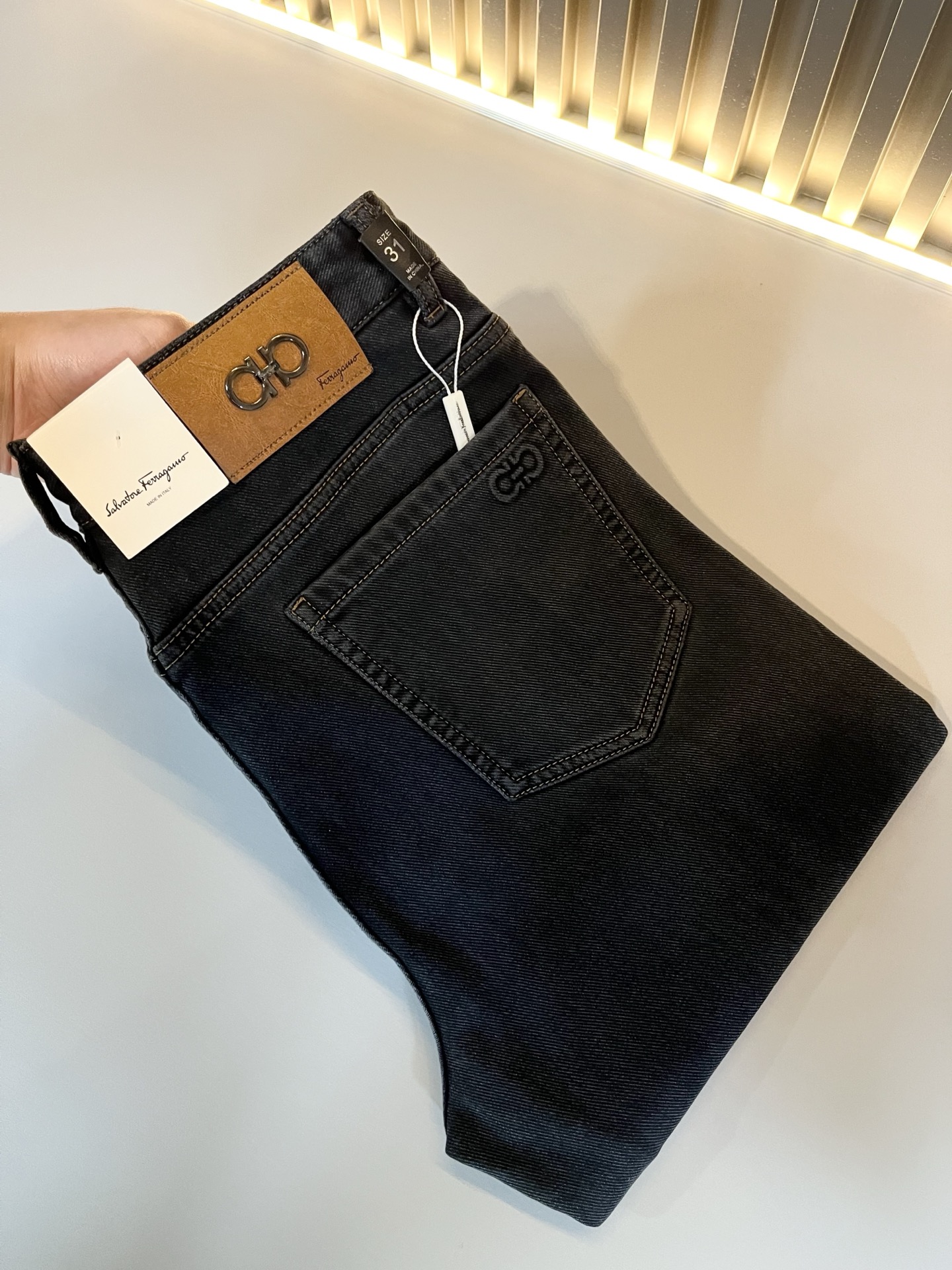 NO:123411,Ferraga*mo 2025 early spring new men's casual straight jeans original single quality, original single quality high-end fashion casual washing jeans, back waist leather metal Ferragamo LOGO logo, original single OEM factory channel; G.com is released simultaneously, the thickness just meets the needs of spring and summer wear. The fabric is soft and has denim fabric. The beautiful washing process is just right, the craftsmanship is very prominent, the turning work is neat, and the perfect details are produced. The casual and versatile four-season model has the best effect on the upper body, showing the confidence temperament; all the details show the classic logo of perfect quality pants symbolizes the highest quality of the brand. Owning original hardware accessories is another fashion start!  Size 29-40, ferragamo, ferragamo, jeans, alexander wang19860909Ferraga*mo菲拉*慕2025早春新款男款休闲小直筒牛仔裤 原单品质,原单品质高端时尚休闲水洗牛仔裤,后腰皮革金属菲拉格慕LOGO标识,原单代工厂渠道出品；G网同步发售,厚度刚好满足春夏穿搭需求 面料柔软具有牛仔面料 漂亮的水洗工艺,恰到好处的纯粹,工艺非常突出,车工走线整齐,完美细节出品.随意百搭的四季款,上身效果不紧绷极佳,彰显自信气质；所有细微处尽情展现完美品质裤子的经典Logo象征了品牌至高的品质,原厂五金配件 拥有,便是另一种时尚的开始 ！ 尺码29-40,,ferragamo,ferragamo,jeans,alexander wang,Men's clothing