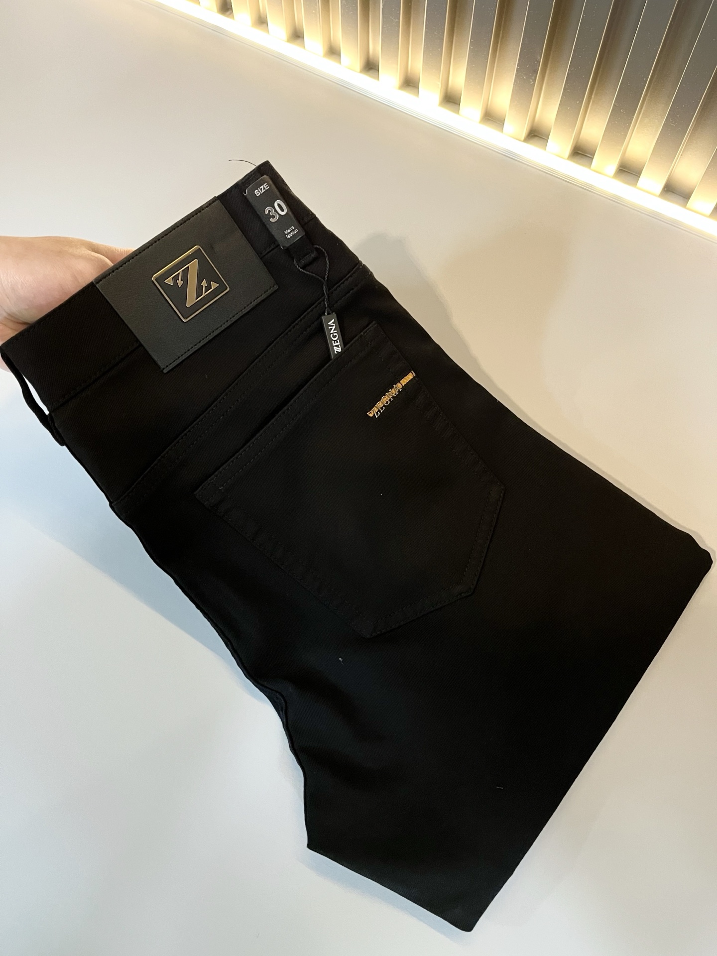 NO:123409,Zegna's new spring and summer 2025 new men's casual jeans, the finale of the channel has appeared!  !  Sold simultaneously at the counter!  It is no exaggeration to say that this trouser is made from the original OEM channel, not a bragging original OEM, but is a product from the domestic ready-to-wear OEM factory officially authorized by Jenia!  Therefore, the ratio of quantity and size is extremely short, so you can earn it if you grab it!  The best pants are officially unveiled!  !  !  !  !  !  Zegna's things have always been one of the only essential outfits for successful business people!  Not everyone can easily surpass the brand's high-end style and its own strong aura. No matter which season the style is, it is a standard temperament!  However, the fabric style is between business and casual and daily wear, and the waist design logo waist brand decoration!  Only Jenya, who can design a pair of trousers so well-suited to the public, is the only one who focuses on men's clothing, business and casualness!  Whether you wear this style in a casual occasion or in a business occasion, you must wear it well and be able to wear it to your own taste!  Pants that give yourself unlimited points!  Size 29-40, zegna, jeans, alexander wang19860909Zegna 杰尼亚 2025春夏新款男士休闲牛仔裤,压轴的渠道货出现了！！柜台同步销售！ 毫不夸张的说,此款裤装是原厂代工渠道的货,并不是吹牛的原厂代工,完全是由杰尼亚官方授权的国内成衣代工厂出来的产品！所以数量跟尺码配比都极度紧缺,抢到就是赚到！最好的裤装正式揭幕！！！！！！Zegna的东西,从来都是成功商务人士的专属必备行头之一！品牌高级的格调以及自带强大的气场并不是所有人都能轻易凌驾的.无论哪季的款式都是都是气质标配！但是面料版型又介乎于商务休闲跟日常穿着之间,腰身设计logo腰牌修饰！能将一款裤装设计到如此贴合大众穿着,也就只有专注于男装商务休闲的杰尼亚了！不论您是休闲场合穿搭,或者商务场合此款都能搭配的恰到好处要穿,就必须穿好的,能穿出属于自己品味的！给自己无限加分的裤子！尺码29-40,,zegna,jeans,alexander wang,Men's clothing