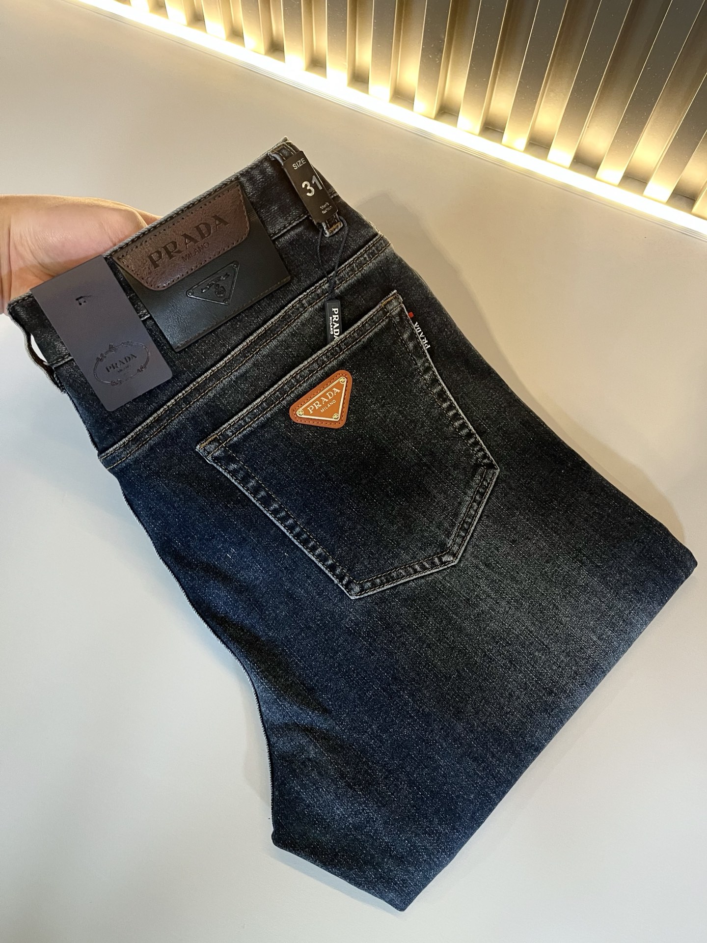 NO:123397,PRA*DA Prada 2025 early spring new product is available for sale!  Denim is high-end, versatile and pragmatic, and not sensational!  Limited editions in Hong Kong, Macao and Taiwan!  !  Three-dimensional cut cotton material!  The Taiwan foreign trade company undertakes the exquisite and delicate materials, which seems to be Prada's patented high-quality custom-made original hardware logo design!  Not only in the material, color and style, the life philosophy behind the design just fits the dual mentality of modern people's pursuit of personal practicality and fashion aesthetics, and achieves a perfect balance between function and aesthetics. It is not only the display of fashion trends, but also the ultimate of modern aesthetics. P's vision does not limit the indispensable components of the core value of fashion brands, another alternative to mature styles and sizes 29-40, prada, prada, alexander wang19860909PRA*DA 普拉达 2025早春新品发售！牛仔高级百搭实用主义不哗众取宠！港澳台地区限定款！！立体裁剪纯棉材质！台湾外贸公司承接、材质精致细腻似乎是普拉达专利品质上乘 定制原版五金logo设计！不仅在材料、颜色与款式工夫,设计背后的生活哲学正巧契合现代人追求切身实用与流行美观的双重心态,在机能与美学之间取得完美平衡,不但是时尚潮流的展现,更是现代美学的极致.P的视野并没有局限时尚品牌核心价值中不可或缺的组成部分、的另一种选择替代风格成熟、尺码29-40,,prada,prada,alexander wang,Men's clothing