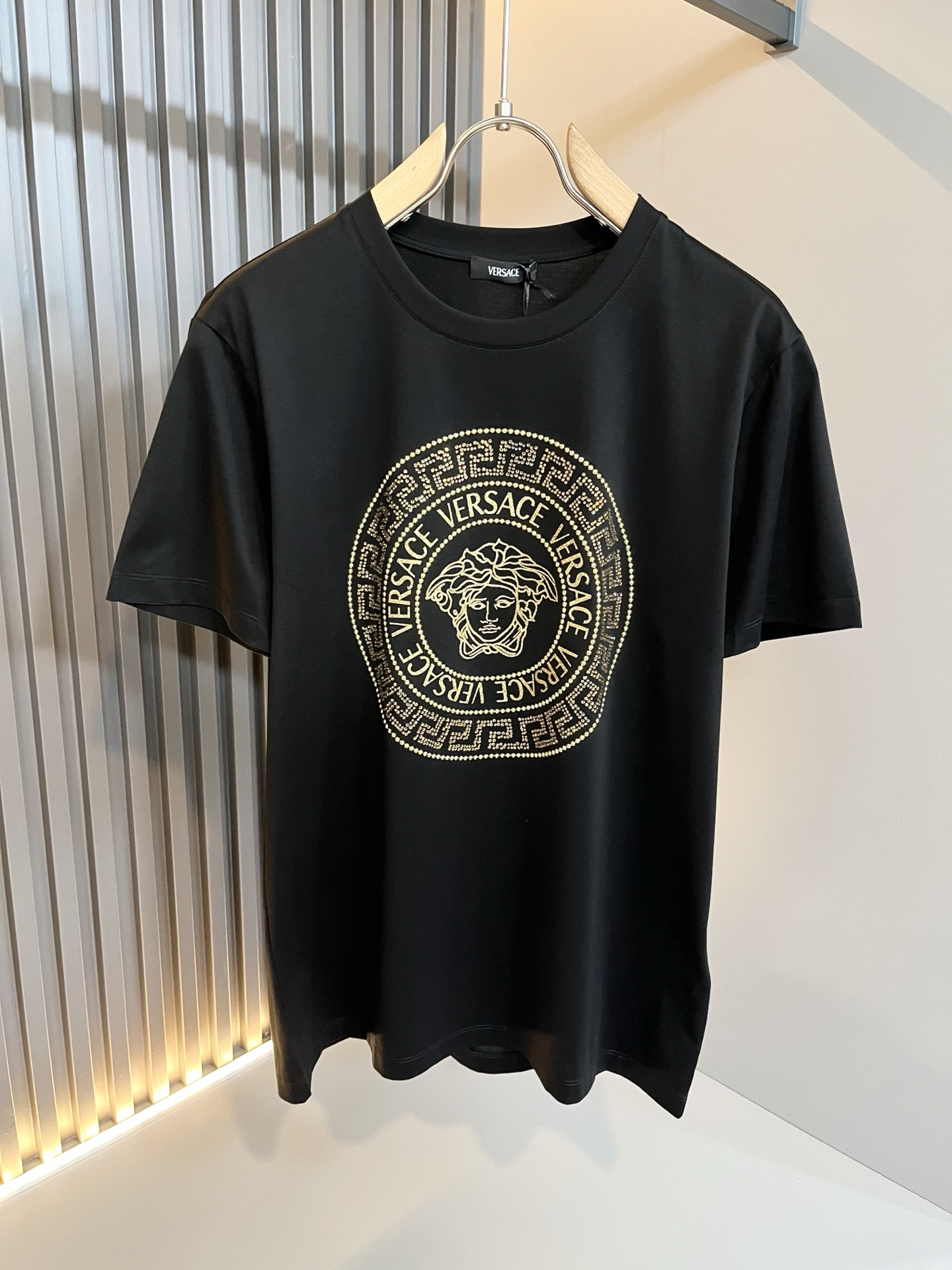 NO:162920,Versa*e Fan*zhe's new spring and summer 2025 men and women's short-sleeved T-shirt for couples, trendy light luxury new products are available, original single replica product, high-end quality, the highest version of the market, Milan fashion designer model, sneak peek, exclusive on-site sale; original exclusive cotton fabric is available for customers!  Customized Medusa logo hot diamond pattern design, the upper body effect is excellent, and the comfortable and close body shows the temperament!  Code number M-4XL, versace, T-shirt,tees, t-shirt,alexander wang19860909Versa*e 范*哲2025春夏新款男女同款情侣短袖T恤,潮流轻奢新品登场 原单复刻产物 高端品质 市场最高版本 米兰时装设计师款 先睹为快,独家现货发售；客供原版专属纯棉面料！定制美杜莎logo烫钻图案设计,上身效果超赞,舒适贴身彰显气质！码数M-4XL,,versace,T-shirt,tees，t-shirt,alexander wang,Men's clothing