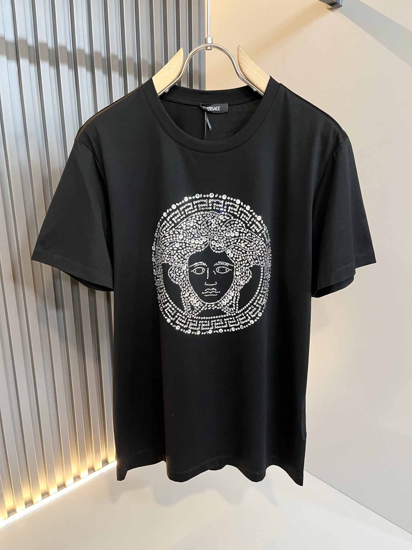 NO:162923,Versa*e Fan*zhe's new spring and summer 2025 men and women's short-sleeved T-shirt for couples, trendy light luxury new products are available, original single replica product, high-end quality, the highest version of the market, Milan fashion designer model, sneak peek, exclusive on-site sale; original exclusive cotton fabric is available for customers!  Customized Medusa logo hot diamond pattern design, the upper body effect is excellent, and the comfortable and close body shows the temperament!  Code number M-4XL, versace, T-shirt,tees, t-shirt,alexander wang19860909Versa*e 范*哲2025春夏新款男女同款情侣短袖T恤,潮流轻奢新品登场 原单复刻产物 高端品质 市场最高版本 米兰时装设计师款 先睹为快,独家现货发售；客供原版专属纯棉面料！定制美杜莎logo烫钻图案设计,上身效果超赞,舒适贴身彰显气质！码数M-4XL,,versace,T-shirt,tees，t-shirt,alexander wang,Men's clothing