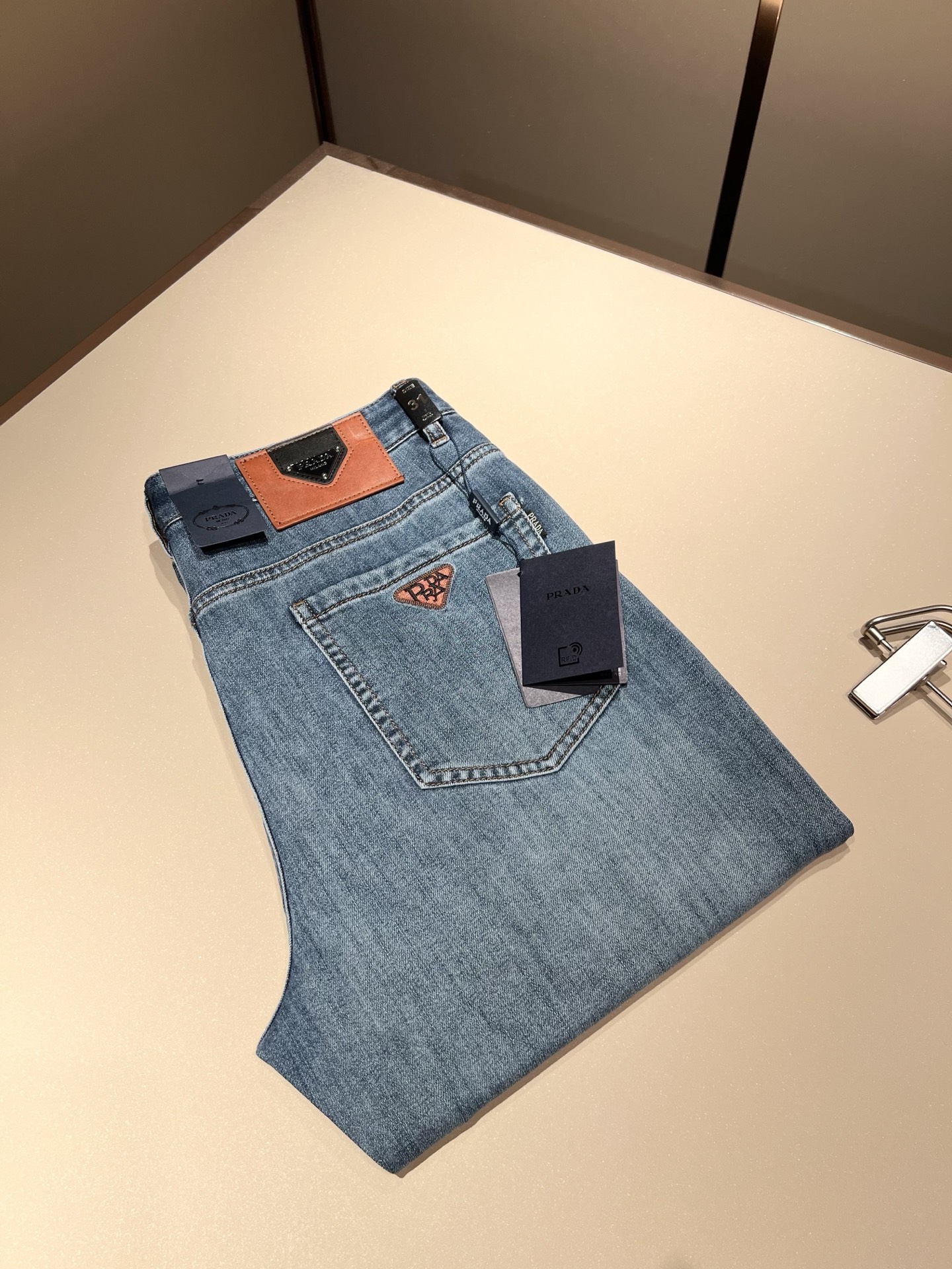 NO:123427,PRA*DA Prada 2025 early spring new product is available for sale!  Denim is high-end, versatile and pragmatic, and not sensational!  Limited editions in Hong Kong, Macao and Taiwan!  !  Three-dimensional cut cotton material!  The Taiwan foreign trade company undertakes the exquisite and delicate materials, which seems to be Prada's patented high-quality custom-made original hardware logo design!  Not only in the material, color and style, the life philosophy behind the design just fits the dual mentality of modern people's pursuit of personal practicality and fashion aesthetics, and achieves a perfect balance between function and aesthetics. It is not only the display of fashion trends, but also the ultimate of modern aesthetics. P's vision does not limit the indispensable components of the core value of fashion brands, another alternative to mature styles and sizes 29-40, prada, prada, alexander wang19860909PRA*DA 普拉达 2025早春新品发售！牛仔高级百搭实用主义不哗众取宠！港澳台地区限定款！！立体裁剪纯棉材质！台湾外贸公司承接、材质精致细腻似乎是普拉达专利品质上乘 定制原版五金logo设计！不仅在材料、颜色与款式工夫,设计背后的生活哲学正巧契合现代人追求切身实用与流行美观的双重心态,在机能与美学之间取得完美平衡,不但是时尚潮流的展现,更是现代美学的极致.P的视野并没有局限时尚品牌核心价值中不可或缺的组成部分、的另一种选择替代风格成熟、尺码29-40,,prada,prada,alexander wang,Men's clothing