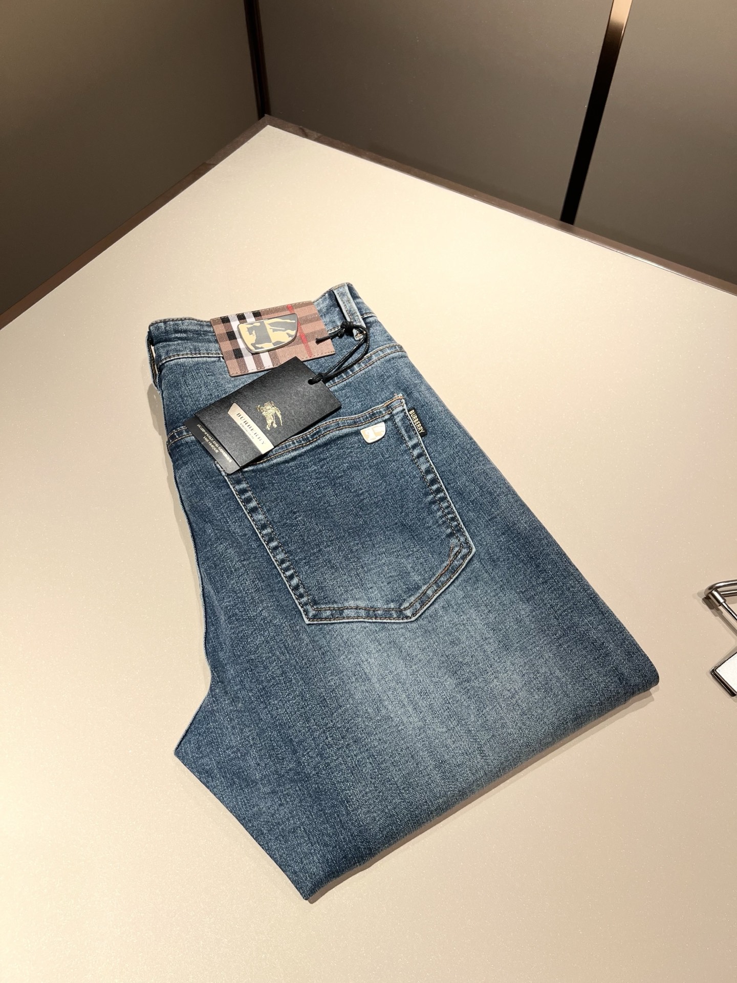 NO:123432,BURBER*Y Ba*li 2025 early spring new product for men's high-end casual and versatile jeans!  For BUR fans, such a grand classic design is enough to plant grass at a glance. It is the most handsome series among all BUR jeans this year. I only need to take a look and know that this will definitely be a hit product that has caused a sensation, and it is popular on the Internet. The classic slim three-dimensional tailoring style is equipped with the latest logo pattern waist brand craft design!  Very representative waist brand modification!  It simply and easily demonstrates the charm of the brand, and naturally presents specifications, grades, fashion and trendy effects. It matches the performance to easily create a high-end and high-end effect!  The top imported Japanese washing cowboy is made of cotton, and it is comfortable and breathable, and has a natural drape, which is suitable for all year round outfits!  !  This jeans are made of three-dimensional cut and straight-fitting style. The magic and practical wearability of the single match are understandable. Whether you are wearing daily clothes or appearing on the high street, it is the best choice. It is super charming!  It also demonstrates the authentic BUR original flavor, and it also perfectly shows its specifications and rank!  Obviously, this is a big and powerful product that you must collect. Whether you are a fan of BUR or not, you must collect this product and highly recommend it!  Size 29-40, Burberry, jeans, alexander wang19860909BURBER*Y巴*莉 2025早春新品男士高端休闲百搭牛仔裤！对于BUR粉丝来说,这样大气的经典设计足矣一眼种草,是今年BUR所有牛仔裤当中最帅的一个系列,我只需要看一眼就知道,这绝对会是一个引起轰动的爆款,而且全网风靡,经典的修身立体剪裁版型打造,配置了最新的logo图案腰牌工艺设计！极具代表性腰牌修饰！简单轻松的彰显出品牌魅力所在,自然而然的呈现规格,档次,时髦以及新潮效果,搭配性能满分,轻松穿出高级感与高端效果！顶级的进口日本洗水牛仔棉质打造,并舒适透气感满分,且垂感自然,适合一年四季的穿搭所需！！此款牛仔裤采用了立体裁剪小直筒版型打造,其单配魔力与实穿性是无可厚非的,不管你是日常穿搭还是高街出镜都是不二之选,超具魅力！更是彰显了地地道道的的BUR原味,同时也是完美的展现了其规格和段位所在！很显然,这是一款绝对要收的重磅好货,不管你是不是BUR的粉丝,此款你都必须要收,极力推荐的好货！尺码29-40,,burberry,jeans,alexander wang,Men's clothing