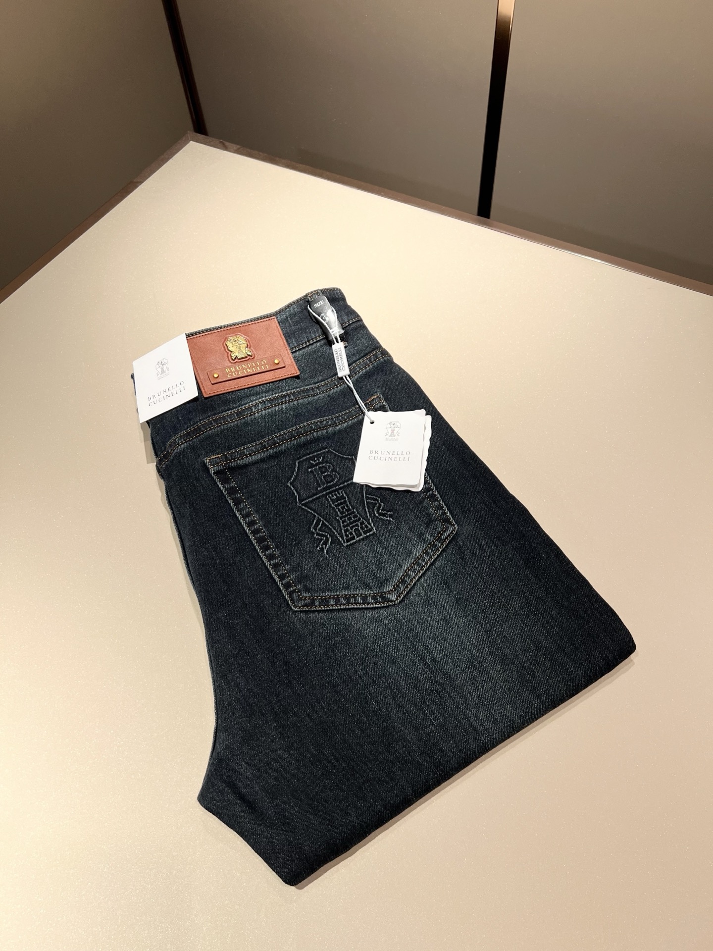 NO:123428,BC-Brunello Cucineli 2025 spring and summer new men's fashion high-end casual jeans, Hong Kong foreign business channel goods, original Japanese production, pure blood quality, perfectly continues the essence and genes of LOE*'s home. From the main fabric to the detailed craftsmanship, all show the ingenuity of quality, use multiple brand elements to interpret, and choose the precious cowhide material to build a logo waist brand design!  Identity manifestation that belongs to the soul!  Customer-supplied high-end imported pure cotton fabrics, very high-end and fashionable detailed craftsmanship, red ear cloth is completed by a specific antique loom. This element represents the identity and rank of jeans, which is very worthy of careful appreciation!  In terms of matching, it is invincible and explains the versatility in place, with ingenious details and exquisite accessories. The auxiliary materials are all provided by foreign merchants. They are tailored and slim, and the upper body is lifted with an excellent effect. They are a styling item that is hard to come by!  Size 29-38, brunello cucinelli,loewe,jeans,cowhide,alexander wang19860909BC-Brunello Cucineli 2025春夏新品男士时装款高端休闲牛仔裤,香港洋行渠道货,日本原厂出品,纯血统品质,完美延续了LOE*家的精髓与基因,从主体面料到细节工艺,无不彰显出品质的匠心所在,运用多个品牌元素标识来诠释,选取矜贵的牛皮材质构建logo腰牌设计！属于灵魂式的身份彰显！客供高级进口的纯棉面料,非常高级且时髦的细节工艺,赤耳布是由特定古董织布机完成,此元素代表着牛仔裤的身份及段位,非常值得细品悦人！在搭配上所向无敌,把百搭阐释到位,细节匠心考究,辅料皆为外商客供,剪裁合体修身,上身提臀效果绝佳,可遇而不可求的造型单品！尺码29-38,,brunello cucinelli,loewe,jeans,cowhide,alexander wang,Men's clothing