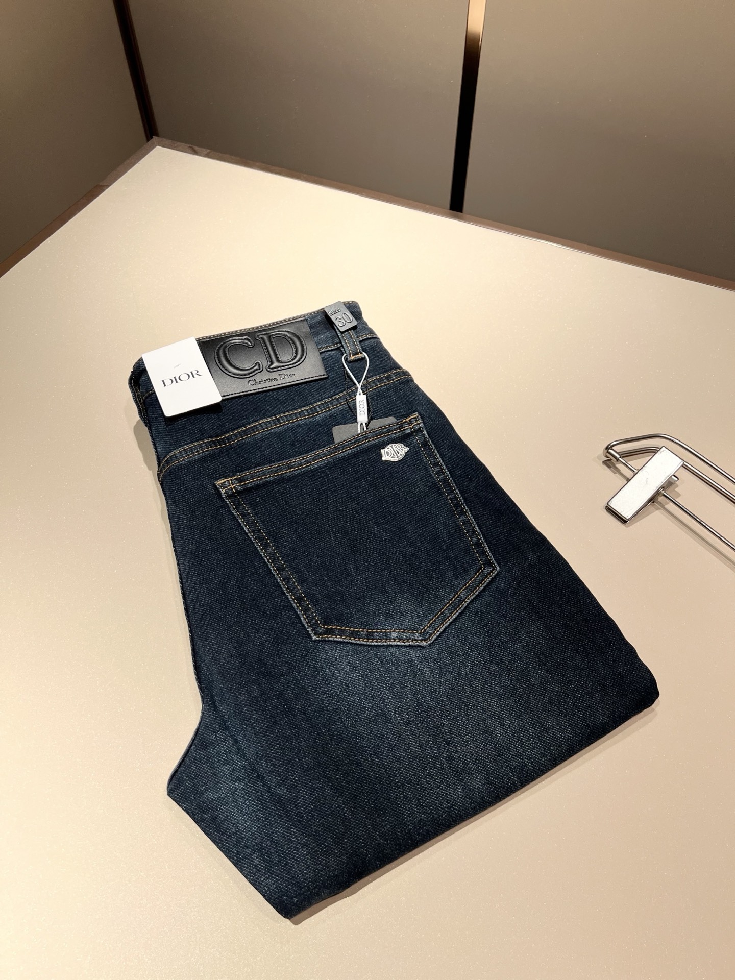 NO:123423,Dio*r Dijia 2025 spring and summer men's washing small straight jeans!  Trading company channel is awesome, excellent quality, versatile versatile pants king in the fashion circle, European and American street photography mid-to-high frequency dressing demonstration, pocket design logo hardware design!  Original leather logo waist brand modification!  And it is a must-have item for luxury brands every season!  Very pure and minimalist design tone!  Adhering to the D family's consistent fashion proposition, it is quite eye-catching, and it demonstrates its ingenious craftsmanship and strongly posits its brand identity!  Customized Italian tannin fabrics are invincible in texture and have a charm, perfect style and tailoring, and excellent slimming effect. They can sweep the wardrobe and match any top set. They are widely compatible and casual, with full upper body shapes and invincible fashionable and versatile!  Size 29 -40,dior,dior,dior,jeans,alexander wang19860909Dio*r 迪家 2025春夏男士水洗小直筒牛仔裤！贸易公司渠道牛货,品相超赞,时尚圈万能的百搭裤王,欧美街拍中高频穿搭示范,口袋设计logo五金设计！原版皮革logo腰牌修饰！且是奢侈品牌每季必出的单品！非常纯粹极简的设计基调！秉承了D家一贯的时尚主张,颇具看点,即彰显了匠心工艺又有力的标榜了品牌身份！客供意大利定制丹宁面料,质感无敌赞,颇具韵味,版型剪裁完美,提臀修身显瘦效果极佳,可横扫衣橱任何的上装搭配,兼容性广泛,休闲兼备,上身型款十足,无敌的时髦百搭神品！尺码29 -40,,dior,dior,dior,jeans,alexander wang,Men's clothing