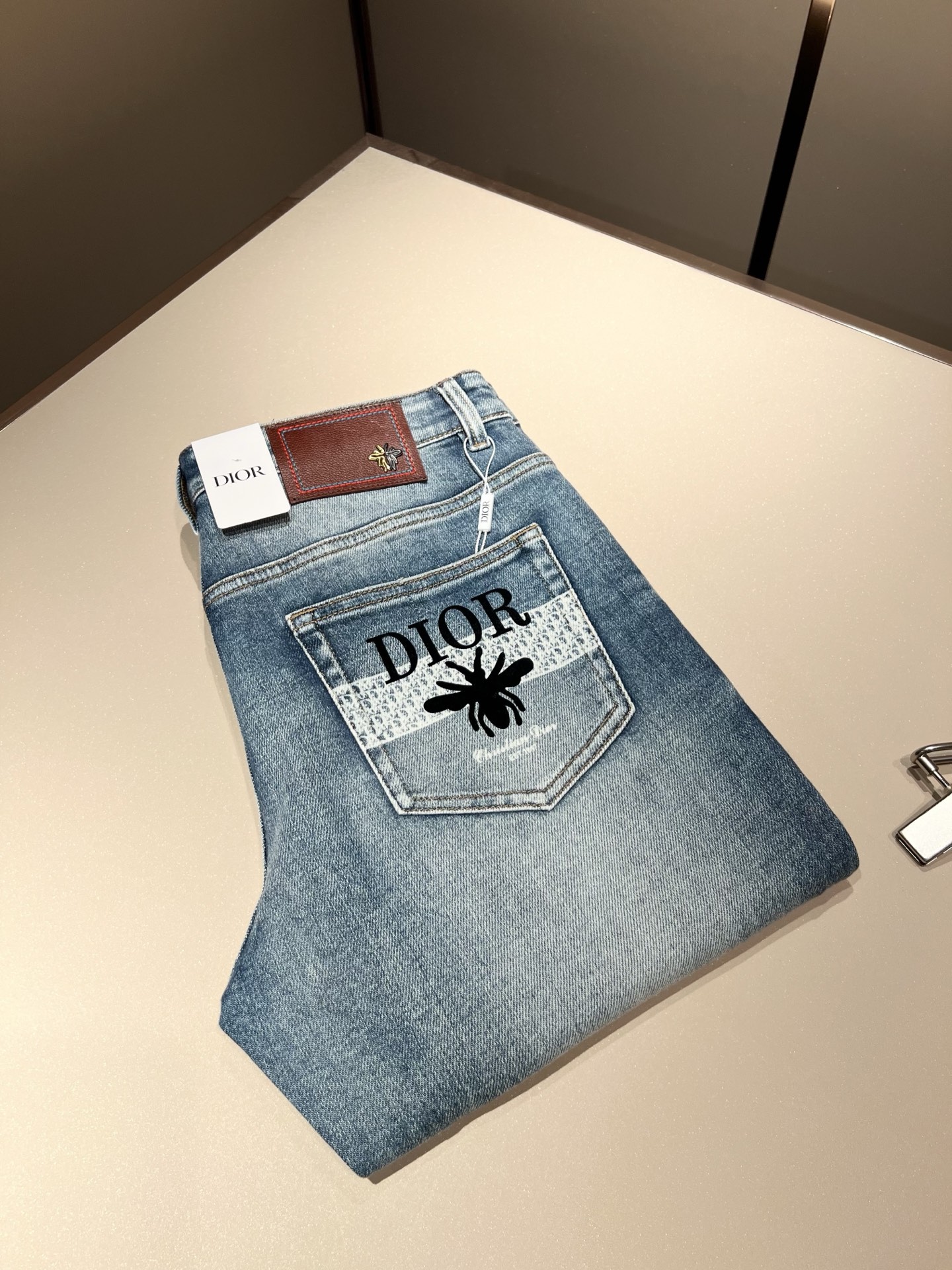 NO:123435,Dio*r Dijia 2025 spring and summer men's washing small straight jeans!  Trading company channel is awesome, excellent quality, versatile versatile pants king in the fashion circle, European and American street photography mid-to-high frequency dressing demonstration, pocket design logo hardware design!  Original leather logo waist brand modification!  And it is a must-have item for luxury brands every season!  Very pure and minimalist design tone!  Adhering to the D family's consistent fashion proposition, it is quite eye-catching, and it demonstrates its ingenious craftsmanship and strongly posits its brand identity!  Customized Italian tannin fabrics are invincible in texture and have a charm, perfect style and tailoring, and excellent slimming effect. They can sweep the wardrobe and match any top set. They are widely compatible and casual, with full upper body shapes and invincible fashionable and versatile!  Size 29 -40,dior,dior,dior,jeans,alexander wang19860909Dio*r 迪家 2025春夏男士水洗小直筒牛仔裤！贸易公司渠道牛货,品相超赞,时尚圈万能的百搭裤王,欧美街拍中高频穿搭示范,口袋设计logo五金设计！原版皮革logo腰牌修饰！且是奢侈品牌每季必出的单品！非常纯粹极简的设计基调！秉承了D家一贯的时尚主张,颇具看点,即彰显了匠心工艺又有力的标榜了品牌身份！客供意大利定制丹宁面料,质感无敌赞,颇具韵味,版型剪裁完美,提臀修身显瘦效果极佳,可横扫衣橱任何的上装搭配,兼容性广泛,休闲兼备,上身型款十足,无敌的时髦百搭神品！尺码29 -40,,dior,dior,dior,jeans,alexander wang,Men's clothing