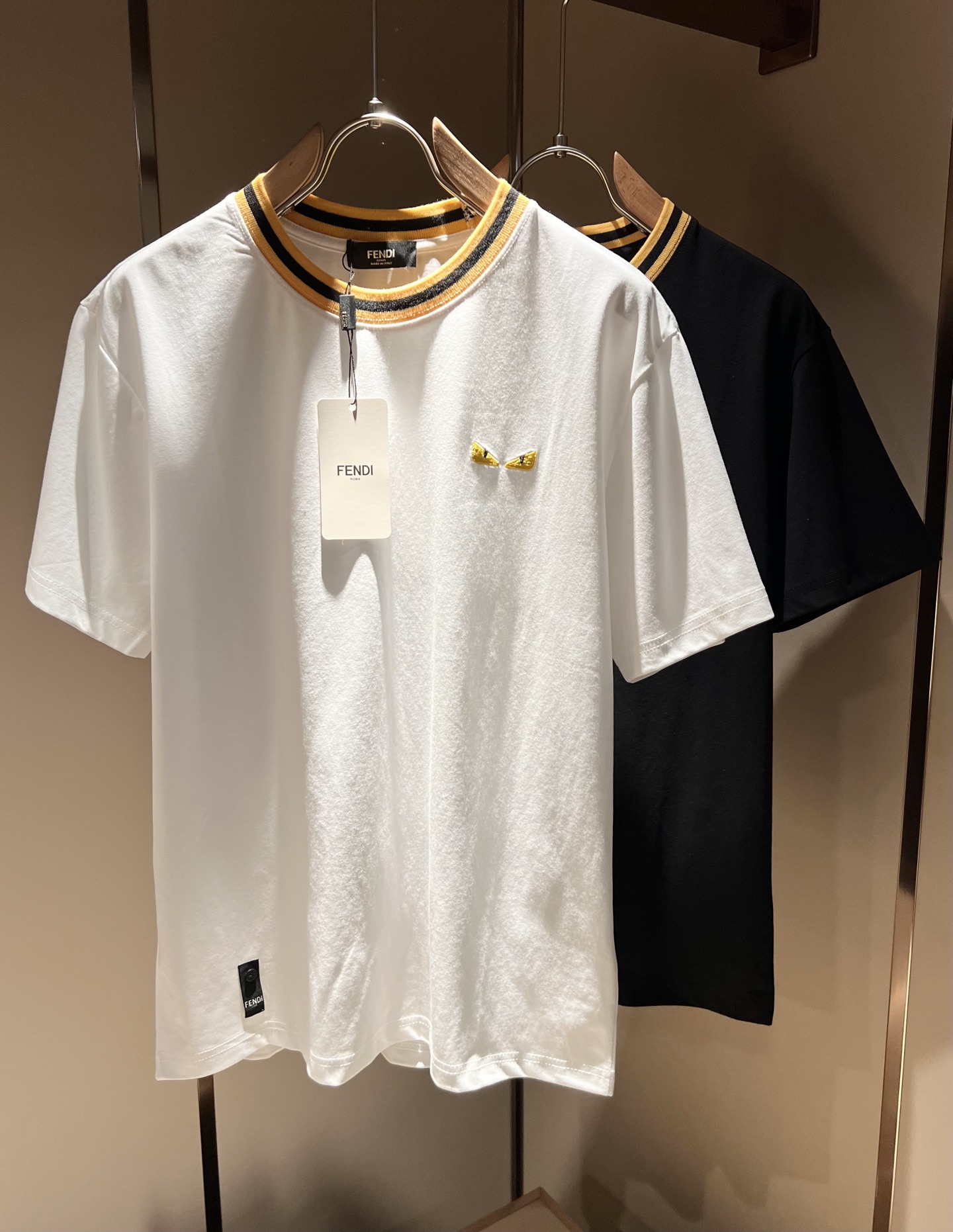 NO:123437,FEN*I FEN*Di's new spring and summer 2025 FD family FF men and women short-sleeved T-shirt, versatile and minimalist short-sleeved shirts for men and women. Original Italian orders, popular FD family items, simple and pure colors. The FD family's enduring iconic products, high-quality products with full representation and full specifications, and high-quality products that all FD fans are worth buying!  Pure Yidian channel orders, high-end and popular products from the FD family, very popular items at the moment, and embroidery decoration of the iconic letter logo pattern!  High-end goods worth keeping and giving away to others!  It is trendy and beautiful, with a full sense of trendy atmosphere, and has a very high level and specifications. It uses a very classic black and white color combination, giving people a strong visual impact and has a very high recognition. It is top-quality exclusive pure cotton fabric, created with a soft, delicate and comfortable touch, and has a very high-end and classy appearance!  Perfectly interprets the charm of the brand and leaves a deep impression. It is more fashionable and charming. It has simple, elegant and fashionable upper body, and is even more stressful for outfits!  The inner wear alone is very delicious and beautiful scenery that cannot be ignored!  Size M-3XL, fendi,dior,T-shirt,tees,t-shirt,alexander wang19860909FEN*I 芬*迪2025春夏新款FD家族FF男女同款短袖T恤,男女同款百搭极简短袖.意大利原厂订单,FD家族人气单品,简约纯色系打造.FD家族经久不衰的标志性臻品,代表性十足,规格感十足的精品,所有FD粉丝都值得抢购的精品！纯正意代渠道订单,FD家族的高奢人气爆款产物,当下十分火爆的单品,标志性字母logo图案刺绣修饰！值得自留和送人的高端货！新潮又好看,潮流气息感十足,档次规格感极高,并且采用十分经典的的黑白双色搭配,给人的视觉冲击感相当强烈,有着极高的辨识度,顶级专属纯棉面料,打造,触感柔软细腻舒适,品相相当高级有档次！完美诠释品牌魅力,给人留下深刻印象.更具时尚与韵味,上身简约大方时尚,对于穿搭更是毫无压力！单穿内搭都极有味道,不可忽视的靓丽风景线！ 尺码M-3XL,,fendi,dior,T-shirt,tees，t-shirt,alexander wang,Men's clothing