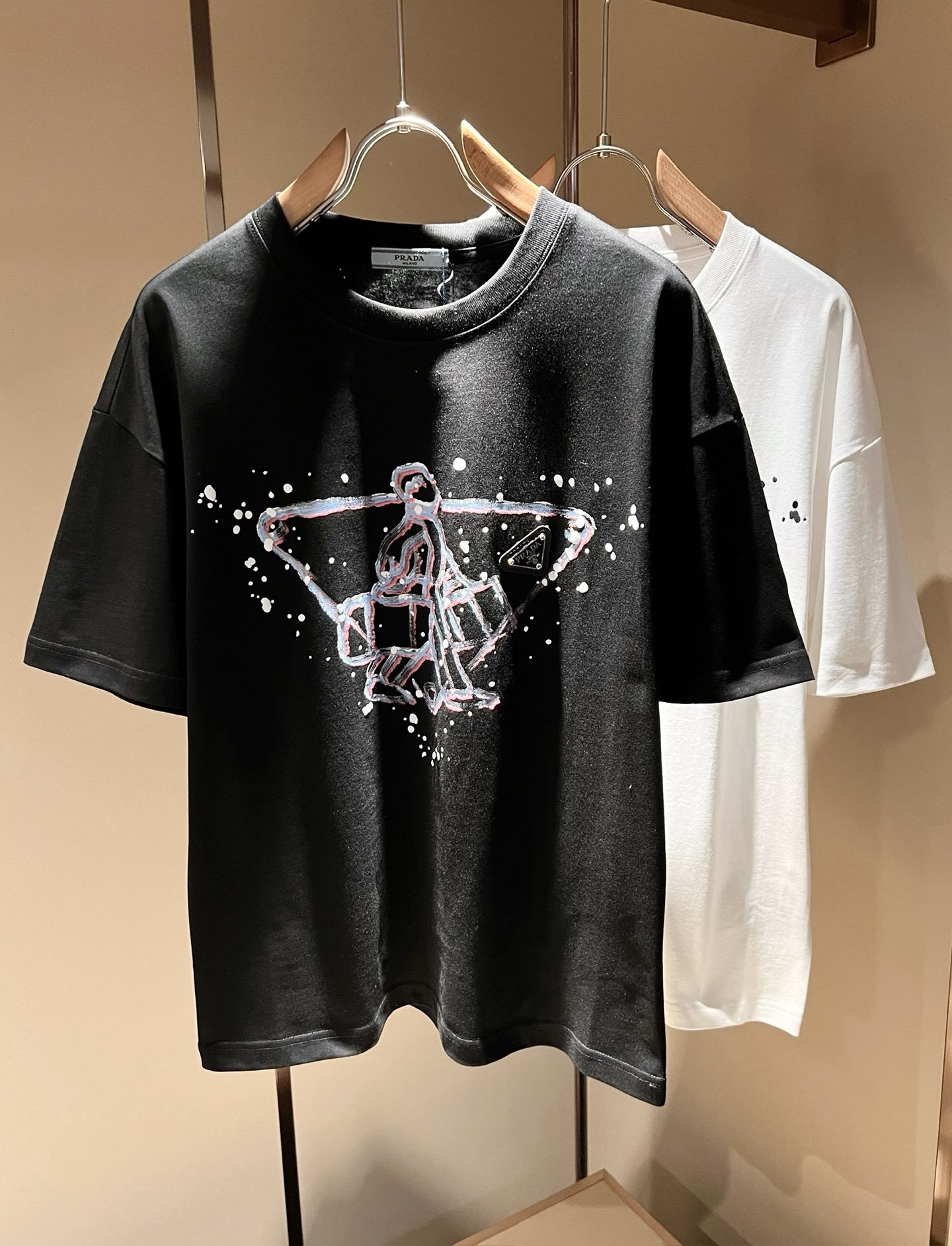 NO:123440,PRAD*A Pu*da 2025 spring and summer new short-sleeved T-shirt for men and women, the latest model is exclusively available on the entire network!  !  ~ It is classic and fashionable and versatile, who doesn’t like it? It will show the classic again. It is very pleasing to the eye and comes with a low luxury halo and recognition!  Pr*da's traditional brand concept and modern advanced technology are perfectly combined. Coupled with the extremely modern and simple design, P-family exclusive logo pattern printing design!  Customized 100% imported pure cotton fabric!  The texture of this model is quite touching, the specifications and grades are known with tentacles. The degree of delicateness and breathability are top-notch!  Size M-3XL, prada, T-shirt,tees, t-shirt,alexander wang19860909PRAD*A普*达2025春夏新款男女同款短袖T恤,最新款全网独家首上！！~既经典有时尚百搭,谁不爱啊,将经典再次展现,非常的耐看,自带低奢光环与辨识度！Pr*da传统的品牌理念和现代化的先进技术进行了完美结合.加上极其现代摩登风范的简约设计,p家专属logo图案印花设计！定制百分百进口纯棉面料！此款的质感相当感人 触手便知规格档次 细腻程度与透气效果堪称顶级！尺码M-3XL,,prada,T-shirt,tees，t-shirt,alexander wang,Men's clothing