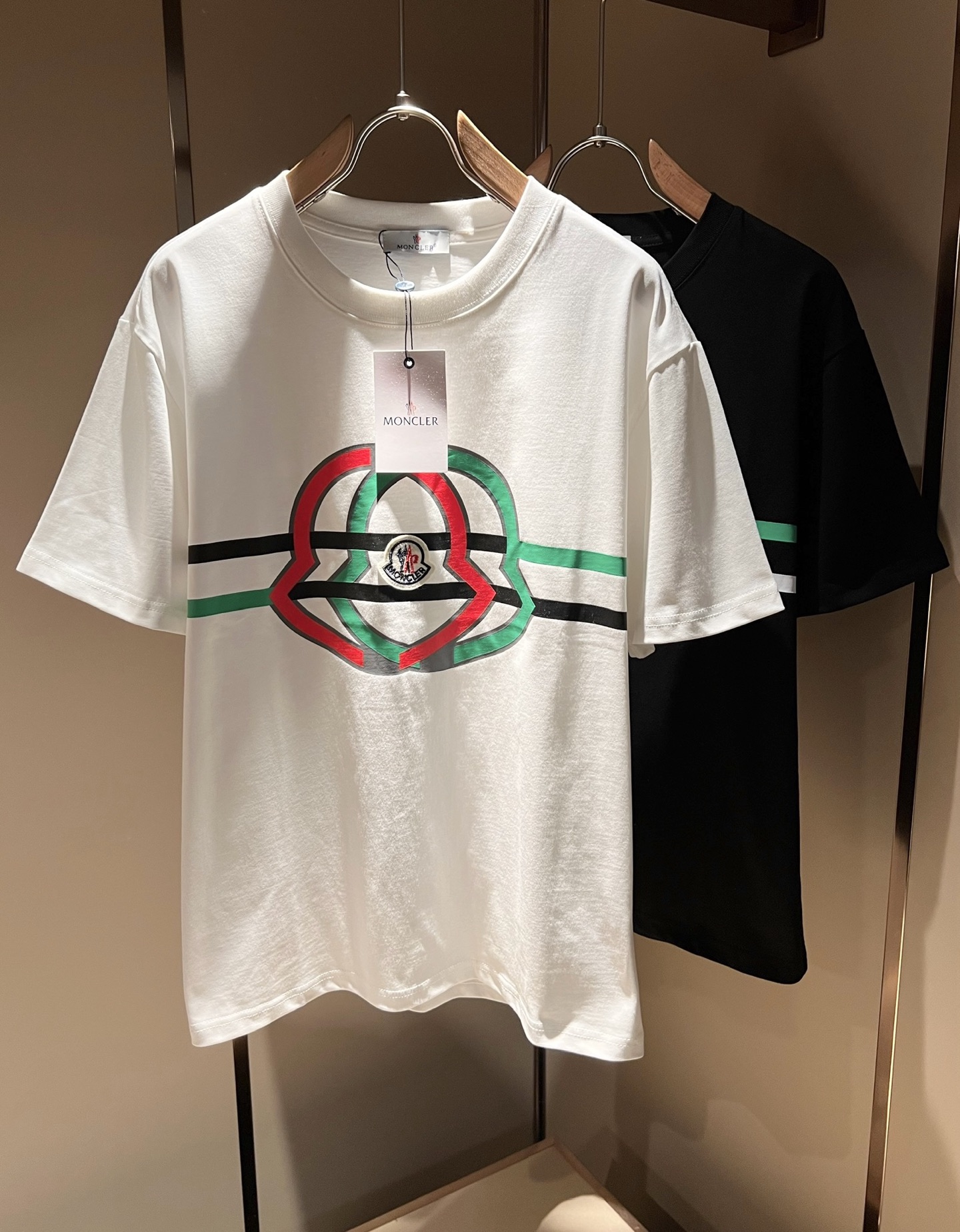 NO:123417,Gucc* Gujia 2025 spring and summer new style for men and women couples casual loose cotton round neck short-sleeved T-shirt!  Trading companies have sparse channels and are released on the official website at the same time!  The latest series of spring and summer 2025, classic fashion design elements, injecting full vitality into the new series. This T-shirt is carefully selected for imported cotton fabrics. The fabric feels skin-friendly and soft and delicate, and the body is panoramic logo printing design!  It has an extremely comfortable and breathable wearing experience. The whole item is very eye-catching and fashionable, and is deeply loved by young people today!  The loose round neck cut is a neutral style regardless of age and gender, suitable for matching all the styles and looks you need in your daily life!  It is recommended to wear couple outfits to go out on the street to make it more pleasing to the eye!  Size M-3XL, gucci, gucci, T-shirt, tees, t-shirt, alexander wang19860909Gucc*古家 2025春夏新款男女同情侣款休闲宽松棉质圆领短袖T恤衫！贸易公司渠道稀出,同步官网发售 ！ 2025春夏最新系列,经典时尚设计元素,为全新系列注入满满活力,这款T恤衫用心甄选客供进口棉面料制成,面料手感亲肤柔软细腻,衣身全景logo印花设计！拥有着无比舒适透气性的穿着体验,整件单品极具吸睛度与时尚感,深受当下年轻人的喜爱！基础宽松的圆领版型裁剪,不分年龄与性别的中性款式,适合搭配你日常所需的所有风格与造型！建议搭配情侣装出街会更为养眼出色！尺码M-3XL,,gucci,gucci,T-shirt,tees，t-shirt,alexander wang,Men's clothing