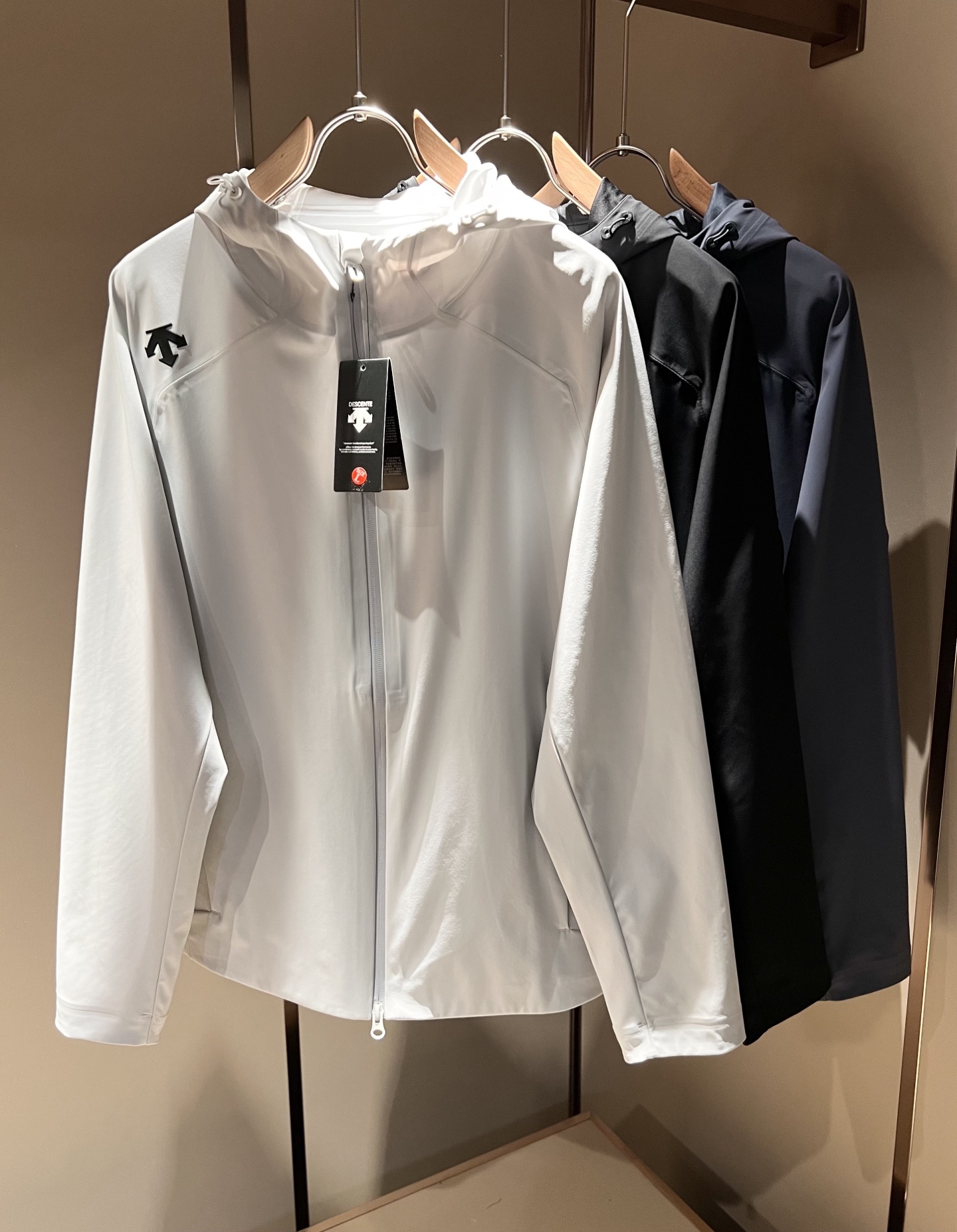 NO:123433,Desante DESCENTE 202 early spring new men's jacket, a professional sports brand since 1935. For more than 80 years, it has always adhered to the 