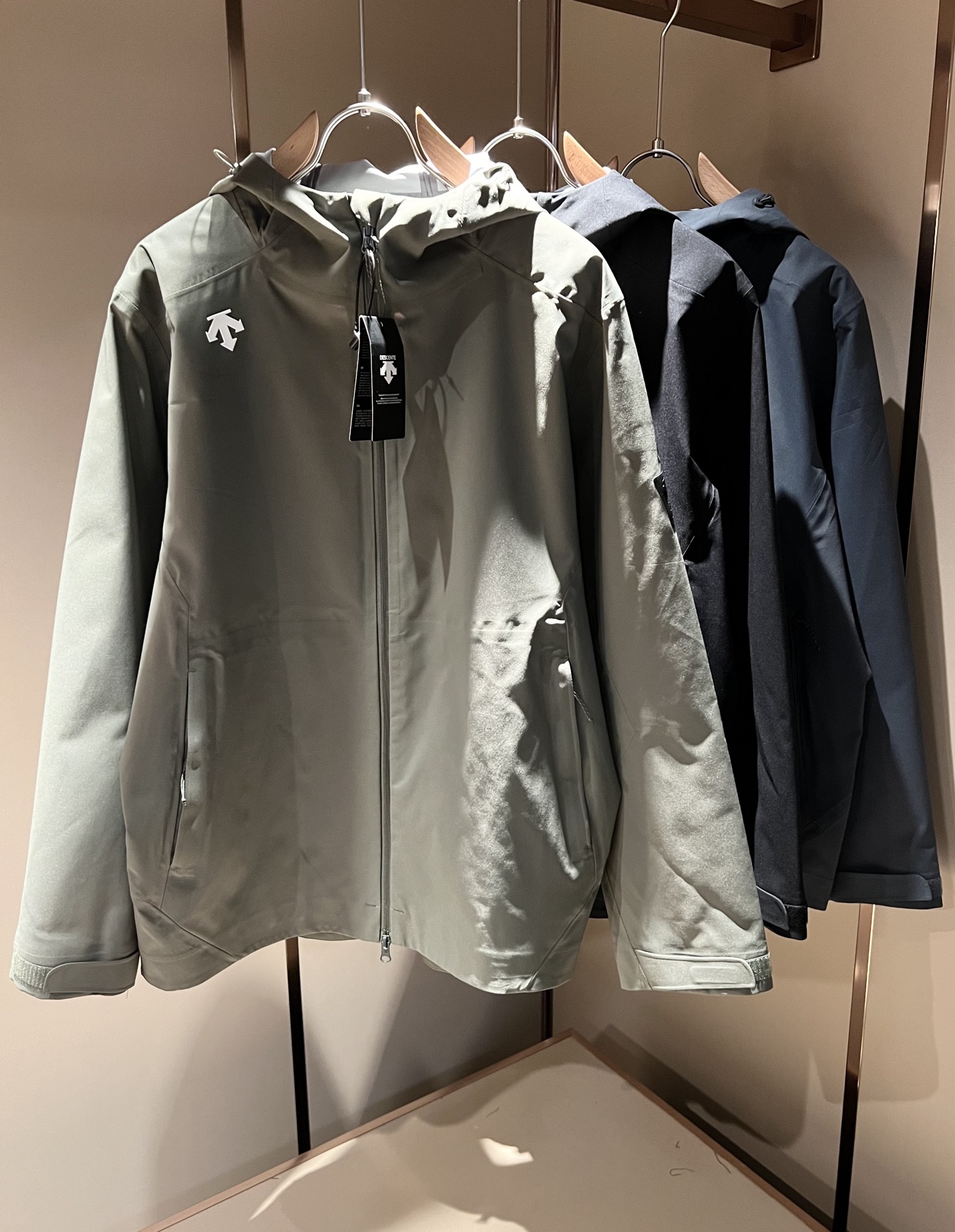 NO:123424,Desante DESCENTE 202 early spring new men's jacket, a professional sports brand since 1935. For more than 80 years, it has always adhered to the 