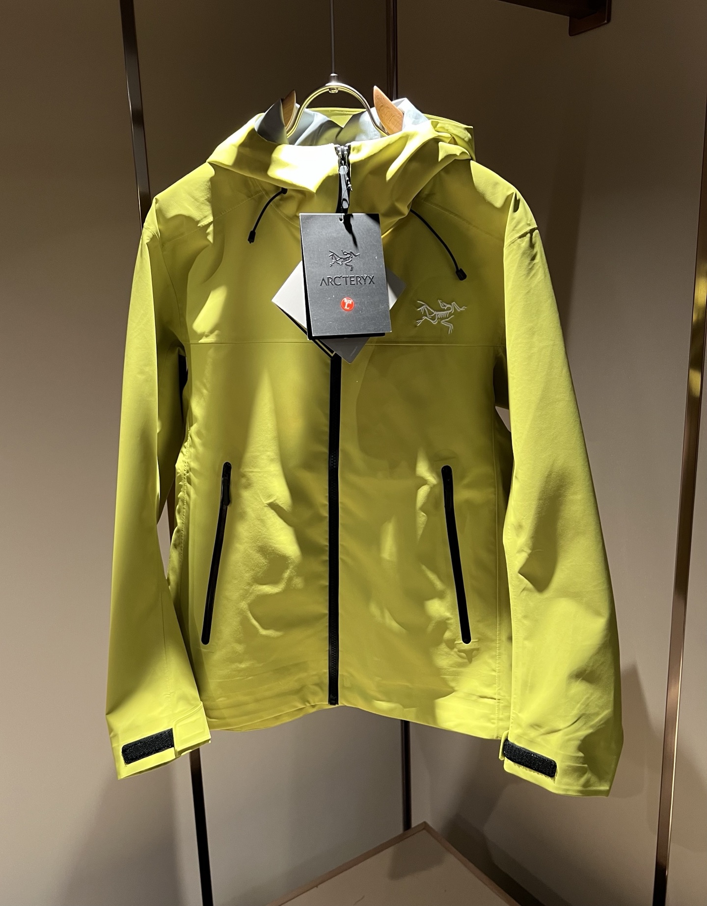 NO:123419,Details!  ARCTER*X Original Archaeological Bird 2025 early spring new men and women's same jacket jacket, outdoor brands may first think of Canadian goose and Archaeological Bird. It gives people a feeling of trying out the label!  In addition to being quite accomplished in style design, the most obvious or most expert should be to have deeper and unique insights and attainments in fabrics. Through continuous structural research and problem-solving, and characterized by unique research on fabrics, these alone are enough to support it to become the first new logo brand image in the clothing manufacturing industry. This model is made of quick-drying fabric!  Through precision, the hand feels smooth and soft, and both has natural beauty and comfort. The large body style is cut cleanly and cleanly, and the fabric shows a different hazy structural beauty. It is made of exclusive mold customization. The fabric and its technology test the workers, can be smooth and smooth without wrinkles!  Embroidery design on chest logo pattern!  It really tests the handmade work of every master!  It makes the overall clean and neat, without leaving any thread. Now the neutrality that pursues life is more refined in life!  Size S-3XL, arc'teryx,jackets & coats,jackets & coats,alexander wang19860909细节图！ ARCTER*X始*祖鸟 2025早春新款男女同款冲锋衣夹克外套,户外品牌可能大家第一想到的就是加拿大鹅、始祖鸟.给人一种标签试的感觉！除了在款式设计上颇有造诣之外,最明显或者说最为拿手的,应该就是在面料上的拥有更深独特见解跟造诣了.通过不断地结构研究和问题处理,在以面料独特研究为特征,仅凭这些就已经足以支撑其成为服装制造行业中,首屈可数的新标志品牌形象.此款采用速干面料材质！通过精工手感细滑柔软,同时兼具自然美感跟舒适度.大身上版型裁剪简洁干净,面料上显现出了不一样朦胧的结构性美感来.独家开模定制而成,面料及其考验工人的技术,能做到平整服帖又不起皱！胸前logo图案刺绣设计！真的是很考验每位师傅的手工制作！使得整体干净利索,不留一丝线头.现在对于生活有所追求的中性也在生活中更为精致！尺码S-3XL,arc'teryx,jackets & coats,jackets & coats,alexander wang,Men's clothing