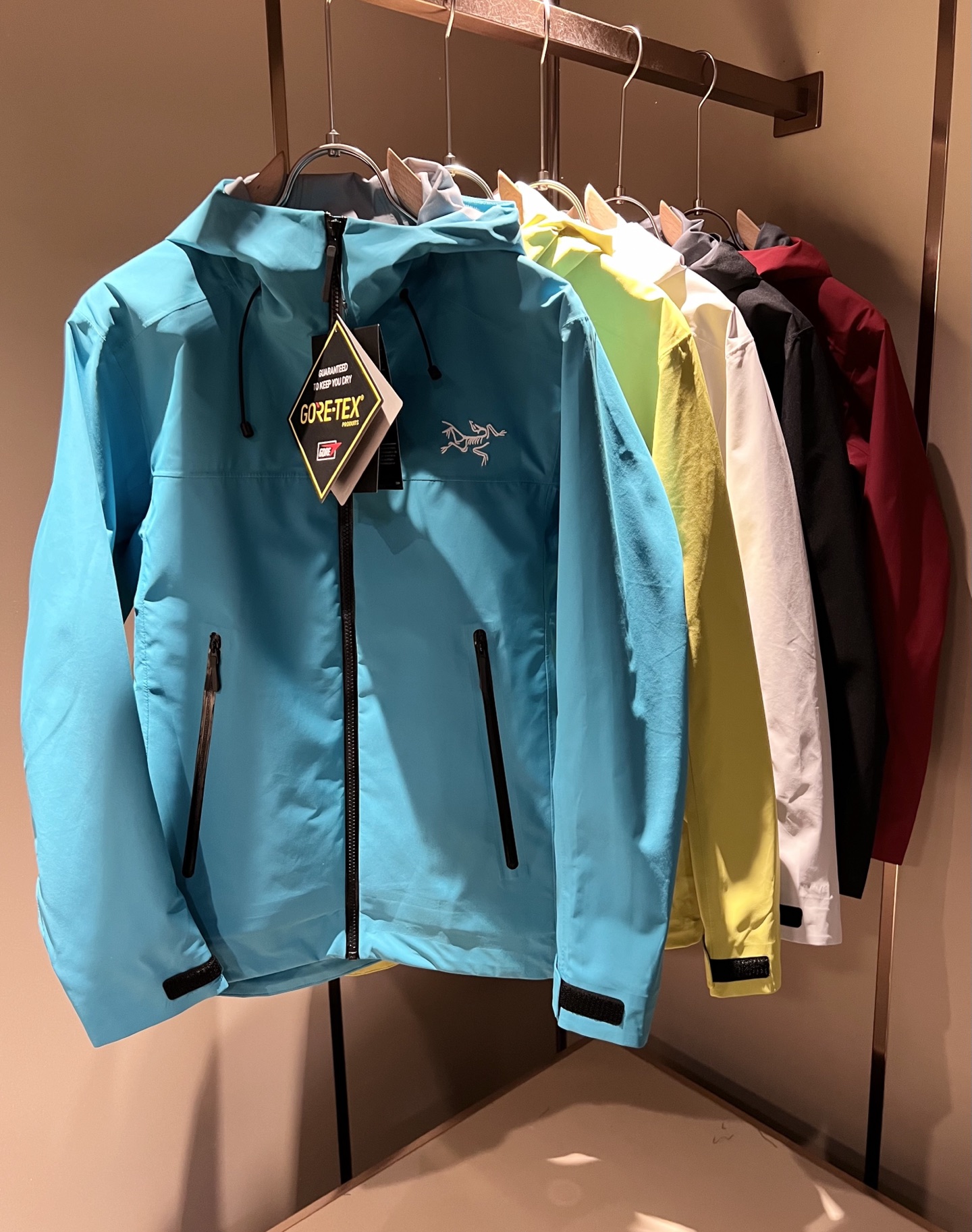 NO:123441,ARCTER*X Original Archaeological Bird 2025 early spring new men and women's same jacket jacket, outdoor brands may first think of Canadian goose and Archaeological Bird. It gives people a feeling of trying out the label!  In addition to being quite accomplished in style design, the most obvious or most expert should be to have deeper and unique insights and attainments in fabrics. Through continuous structural research and problem-solving, and characterized by unique research on fabrics, these alone are enough to support it to become the first-rate new logo brand image in the clothing manufacturing industry. This model is made of quick-drying fabric!  Through precision, the hand feels smooth and soft, and both has natural beauty and comfort. The large body style is cut cleanly and cleanly, and the fabric shows a different hazy structural beauty. It is made of exclusive mold customization. The fabric and its technology test the workers, can be smooth and smooth without wrinkles!  Embroidery design on chest logo pattern!  It really tests the handmade work of every master!  It makes the overall clean and neat, without leaving any thread. Now the neutrality that pursues life is more refined in life!  Size S-3XL, arc'teryx,jackets & coats,jackets & coats,alexander wang19860909ARCTER*X始*祖鸟 2025早春新款男女同款冲锋衣夹克外套,户外品牌可能大家第一想到的就是加拿大鹅、始祖鸟.给人一种标签试的感觉！除了在款式设计上颇有造诣之外,最明显或者说最为拿手的,应该就是在面料上的拥有更深独特见解跟造诣了.通过不断地结构研究和问题处理,在以面料独特研究为特征,仅凭这些就已经足以支撑其成为服装制造行业中,首屈可数的新标志品牌形象.此款采用速干面料材质！通过精工手感细滑柔软,同时兼具自然美感跟舒适度.大身上版型裁剪简洁干净,面料上显现出了不一样朦胧的结构性美感来.独家开模定制而成,面料及其考验工人的技术,能做到平整服帖又不起皱！胸前logo图案刺绣设计！真的是很考验每位师傅的手工制作！使得整体干净利索,不留一丝线头.现在对于生活有所追求的中性也在生活中更为精致！尺码S-3XL,arc'teryx,jackets & coats,jackets & coats,alexander wang,Men's clothing