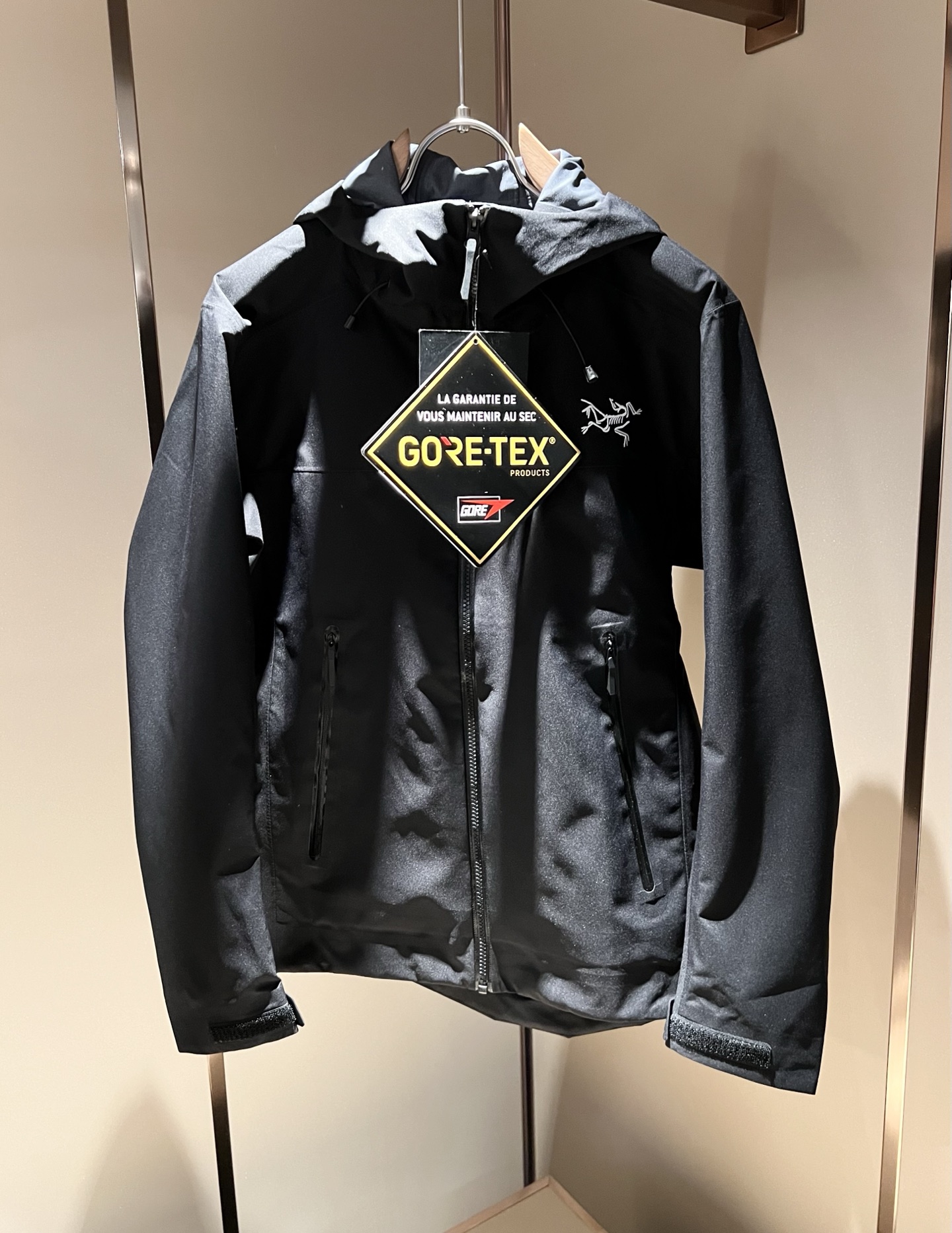 NO:123425,Details!  ARCTER*X Original Archaeological Bird 2025 early spring new men and women's same jacket jacket, outdoor brands may first think of Canadian goose and Archaeological Bird. It gives people a feeling of trying out the label!  In addition to being quite accomplished in style design, the most obvious or most expert should be to have deeper and unique insights and attainments in fabrics. Through continuous structural research and problem-solving, and characterized by unique research on fabrics, these alone are enough to support it to become the first new logo brand image in the clothing manufacturing industry. This model is made of quick-drying fabric!  Through precision, the hand feels smooth and soft, and both has natural beauty and comfort. The large body style is cut cleanly and cleanly, and the fabric shows a different hazy structural beauty. It is made of exclusive mold customization. The fabric and its technology test the workers, can be smooth and smooth without wrinkles!  Embroidery design on chest logo pattern!  It really tests the handmade work of every master!  It makes the overall clean and neat, without leaving any thread. Now the neutrality that pursues life is more refined in life!  Size S-3XL, arc'teryx,jackets & coats,jackets & coats,alexander wang19860909细节图！ ARCTER*X始*祖鸟 2025早春新款男女同款冲锋衣夹克外套,户外品牌可能大家第一想到的就是加拿大鹅、始祖鸟.给人一种标签试的感觉！除了在款式设计上颇有造诣之外,最明显或者说最为拿手的,应该就是在面料上的拥有更深独特见解跟造诣了.通过不断地结构研究和问题处理,在以面料独特研究为特征,仅凭这些就已经足以支撑其成为服装制造行业中,首屈可数的新标志品牌形象.此款采用速干面料材质！通过精工手感细滑柔软,同时兼具自然美感跟舒适度.大身上版型裁剪简洁干净,面料上显现出了不一样朦胧的结构性美感来.独家开模定制而成,面料及其考验工人的技术,能做到平整服帖又不起皱！胸前logo图案刺绣设计！真的是很考验每位师傅的手工制作！使得整体干净利索,不留一丝线头.现在对于生活有所追求的中性也在生活中更为精致！尺码S-3XL,arc'teryx,jackets & coats,jackets & coats,alexander wang,Men's clothing