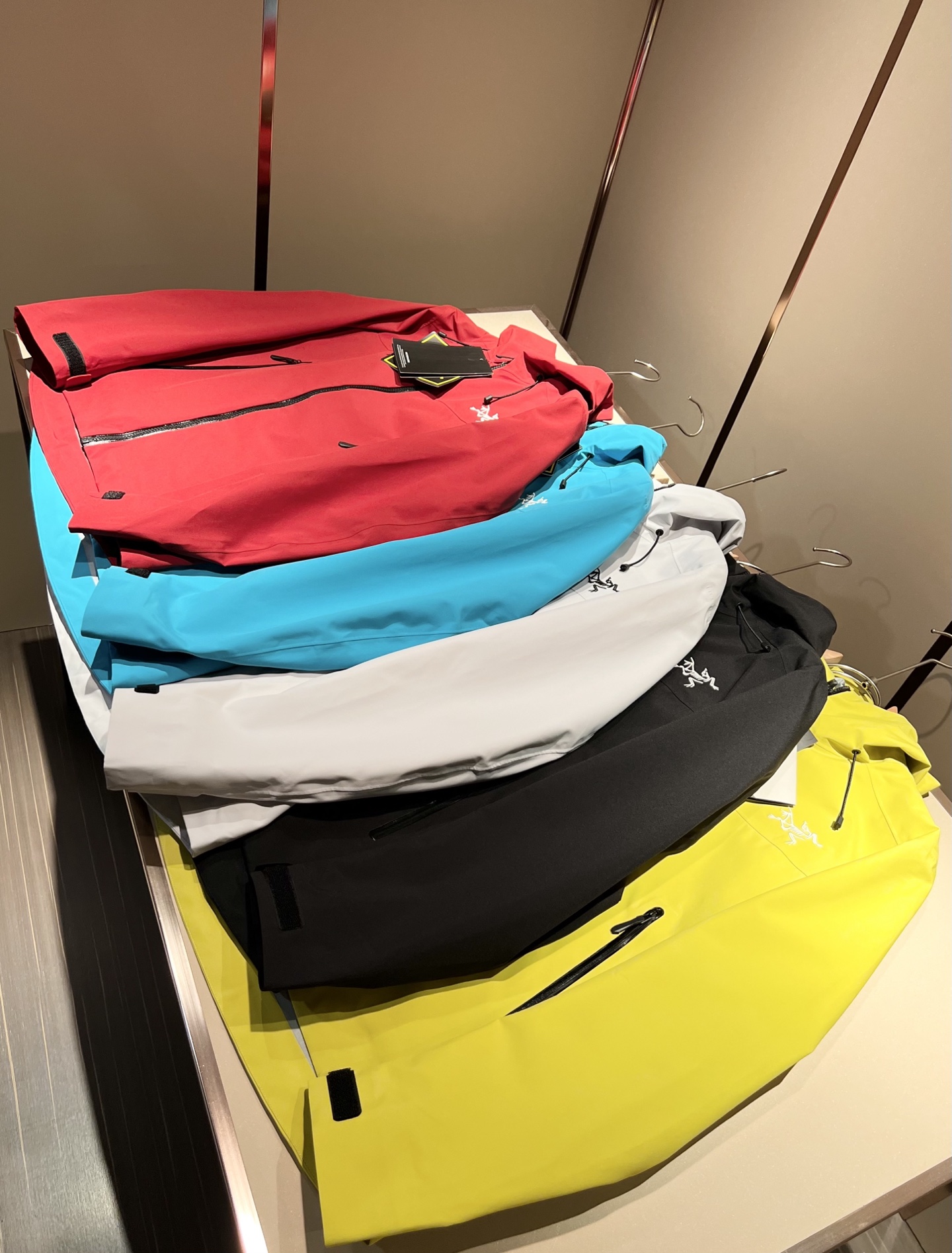 NO:123422,ARCTER*X Original Archaeological Bird 2025 early spring new men and women's same jacket jacket, outdoor brands may first think of Canadian goose and Archaeological Bird. It gives people a feeling of trying out the label!  In addition to being quite accomplished in style design, the most obvious or most expert should be to have deeper and unique insights and attainments in fabrics. Through continuous structural research and problem-solving, and characterized by unique research on fabrics, these alone are enough to support it to become the first new logo brand image in the clothing manufacturing industry. This model is made of quick-drying fabric!  Through precision, the hand feels smooth and soft, and both has natural beauty and comfort. The large body style is cut cleanly and cleanly, and the fabric shows a different hazy structural beauty. It is made of exclusive mold customization. The fabric and its technology test the workers, can be smooth and smooth without wrinkles!  Embroidery design on chest logo pattern!  It really tests the handmade work of every master!  It makes the overall clean and neat, without leaving any thread. Now the neutrality that pursues life is more refined in life!  Size S-3XL, arc'teryx,jackets & coats,jackets & coats,alexander wang19860909ARCTER*X始*祖鸟 2025早春新款男女同款冲锋衣夹克外套,户外品牌可能大家第一想到的就是加拿大鹅、始祖鸟.给人一种标签试的感觉！除了在款式设计上颇有造诣之外,最明显或者说最为拿手的,应该就是在面料上的拥有更深独特见解跟造诣了.通过不断地结构研究和问题处理,在以面料独特研究为特征,仅凭这些就已经足以支撑其成为服装制造行业中,首屈可数的新标志品牌形象.此款采用速干面料材质！通过精工手感细滑柔软,同时兼具自然美感跟舒适度.大身上版型裁剪简洁干净,面料上显现出了不一样朦胧的结构性美感来.独家开模定制而成,面料及其考验工人的技术,能做到平整服帖又不起皱！胸前logo图案刺绣设计！真的是很考验每位师傅的手工制作！使得整体干净利索,不留一丝线头.现在对于生活有所追求的中性也在生活中更为精致！尺码S-3XL,arc'teryx,jackets & coats,jackets & coats,alexander wang,Men's clothing